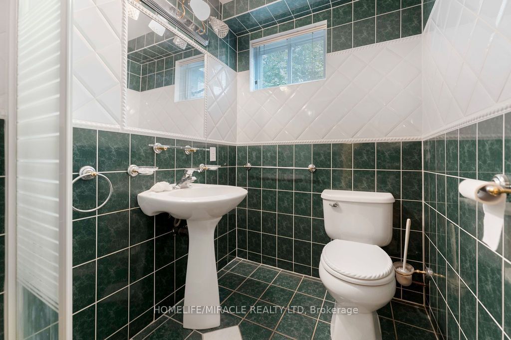 2033 Simcoe Street N Property Photo 31