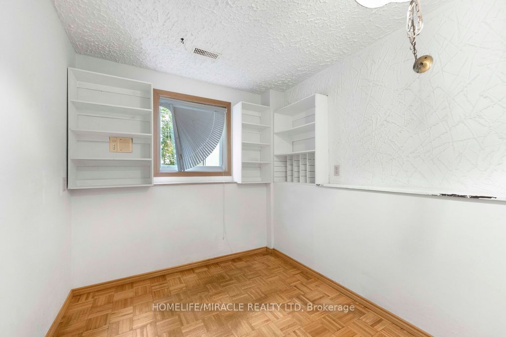 2033 Simcoe Street N Property Photo 33