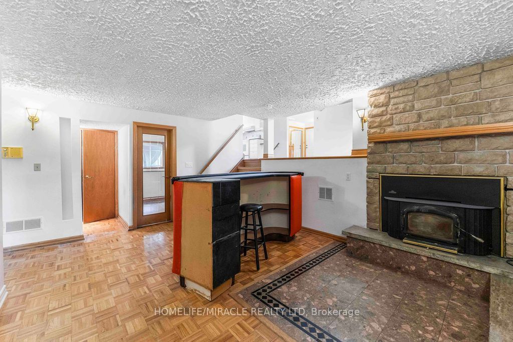 2033 Simcoe Street N Property Photo 35