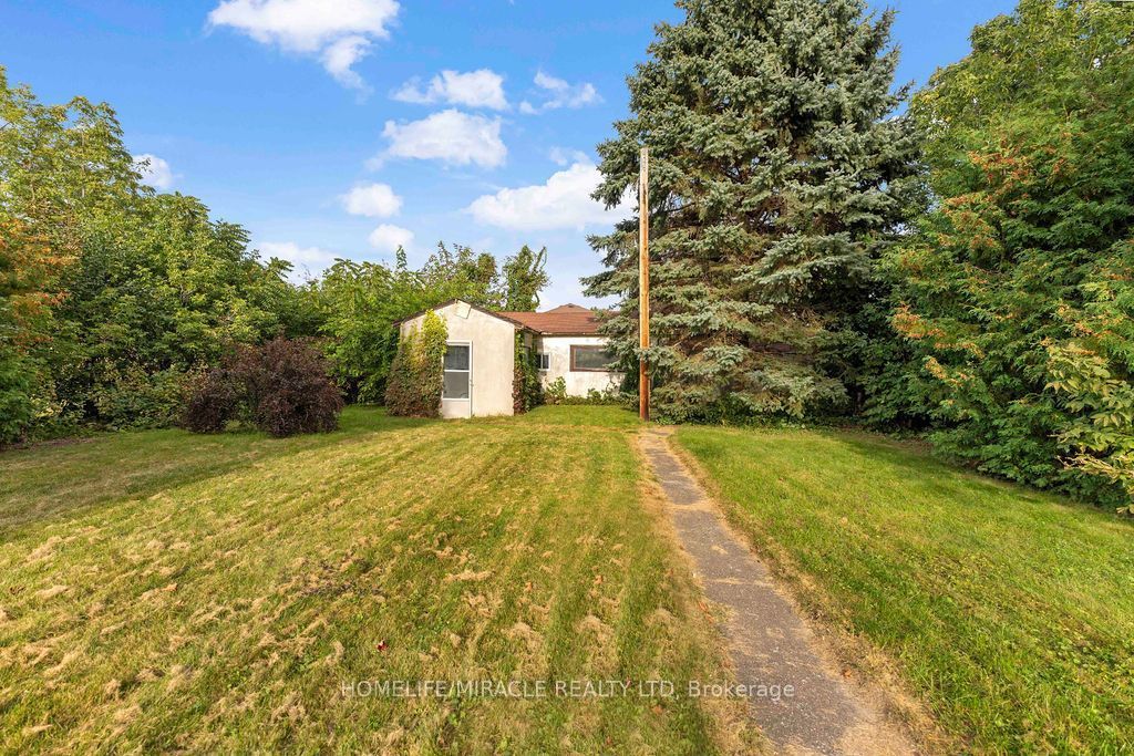 2033 Simcoe Street N Property Photo 38