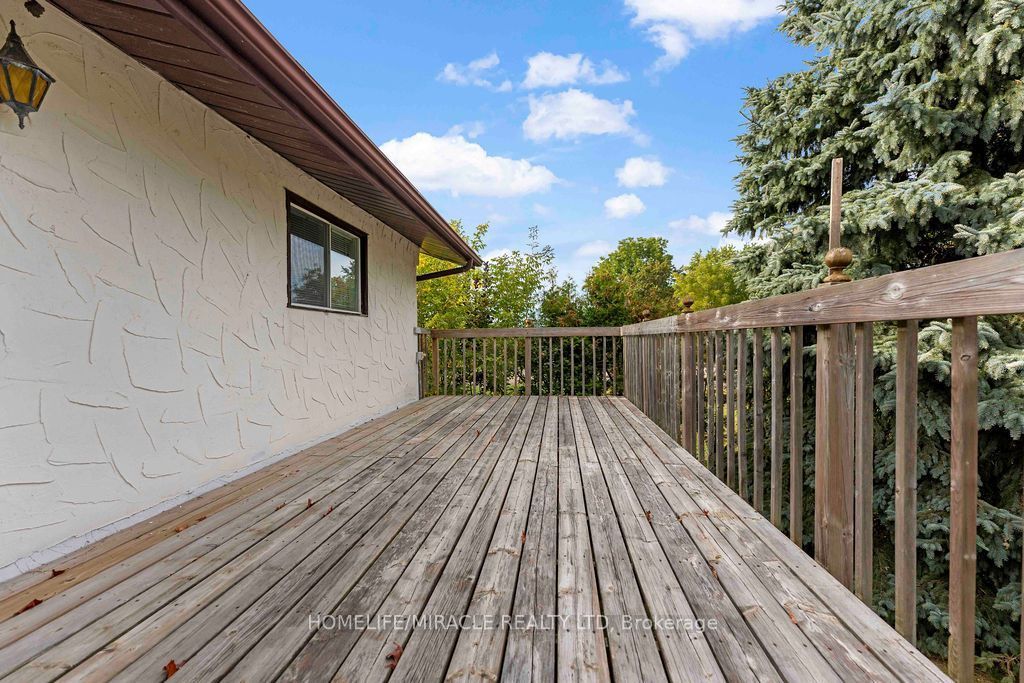 2033 Simcoe Street N Property Photo 40