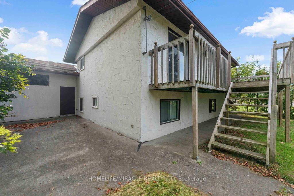 2033 Simcoe Street N Property Photo 41
