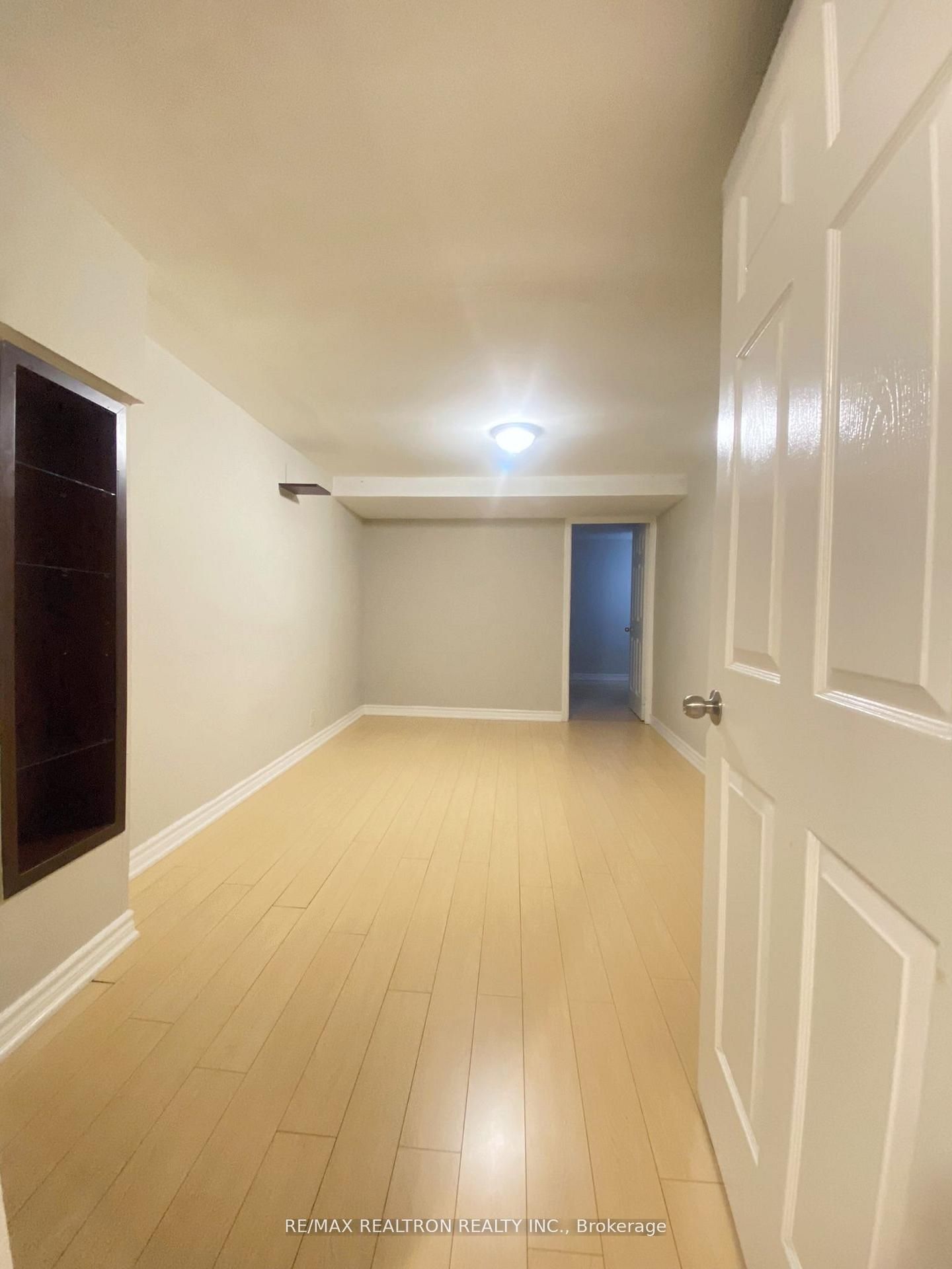 208 Roxanne Crescent Lower Property Photo 3