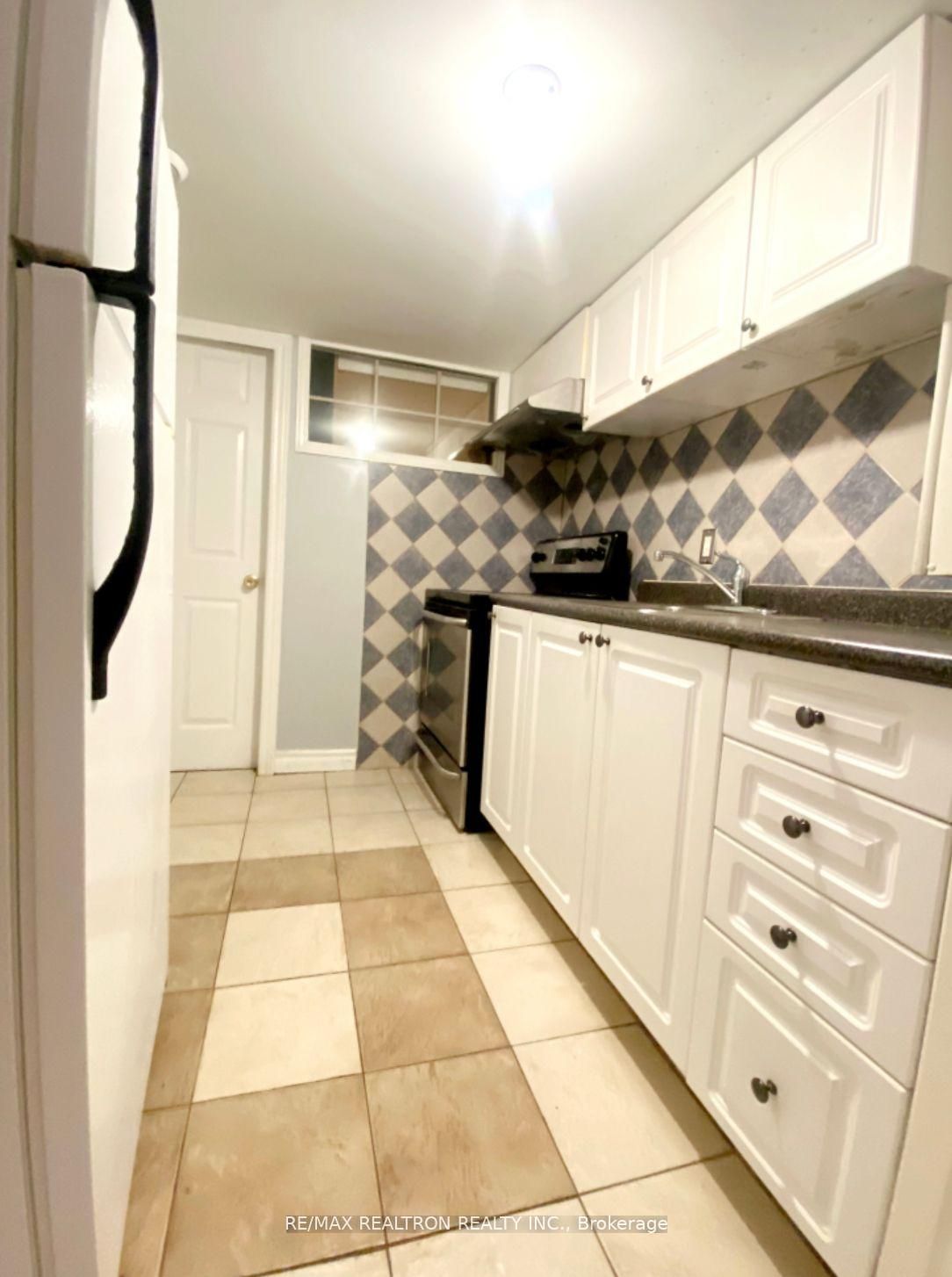 208 Roxanne Crescent Lower Property Photo 4