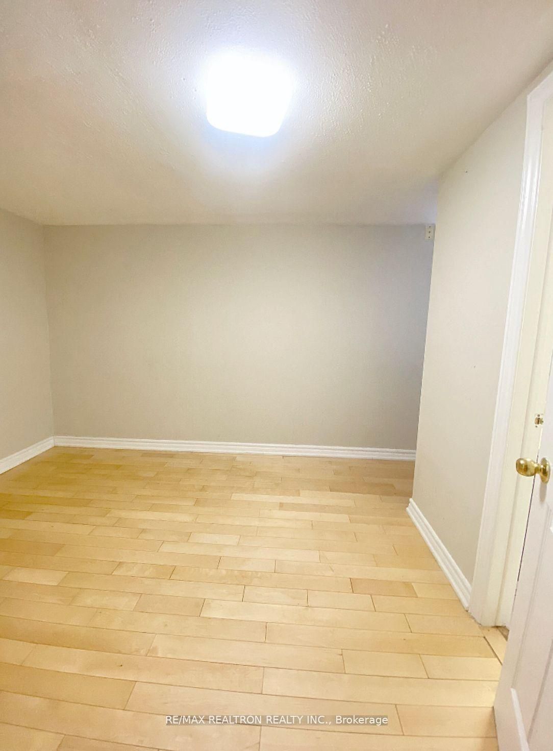 208 Roxanne Crescent Lower Property Photo 5