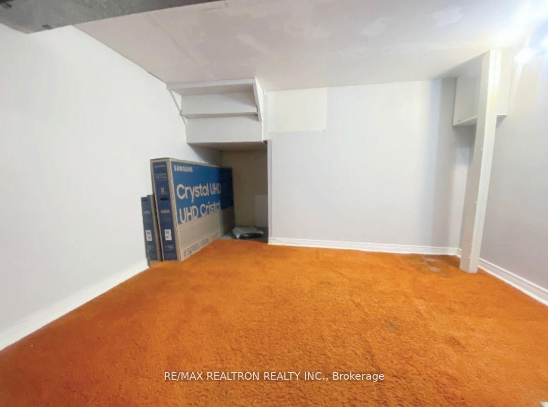 208 Roxanne Crescent Lower Property Photo 7