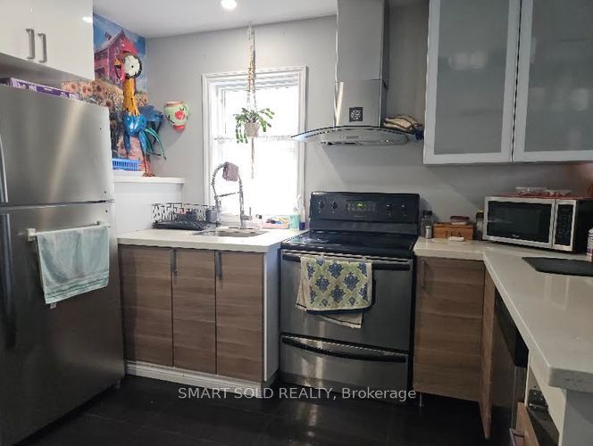 711 Dunlop Street W #main Level Property Photo 5