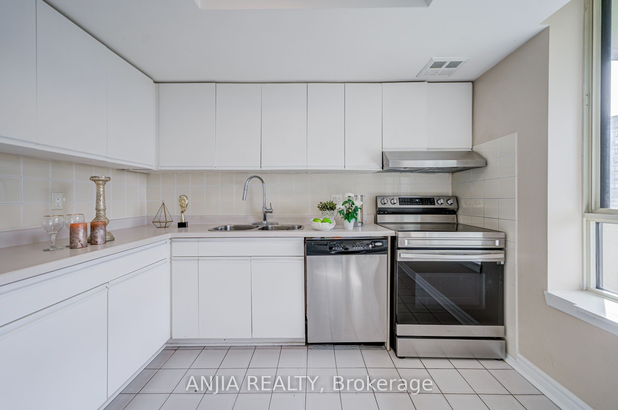 275 Bamburgh Circle 1107 Property Photo 24