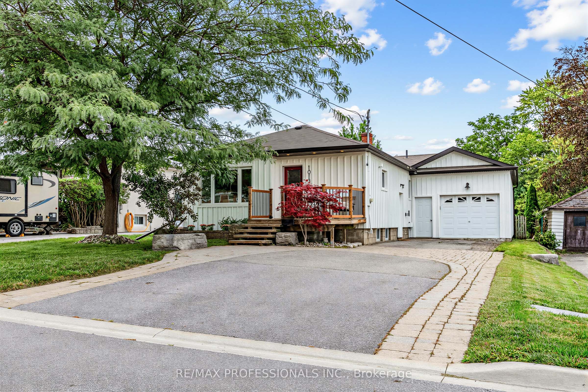 1013 Centre Street S Property Photo 3