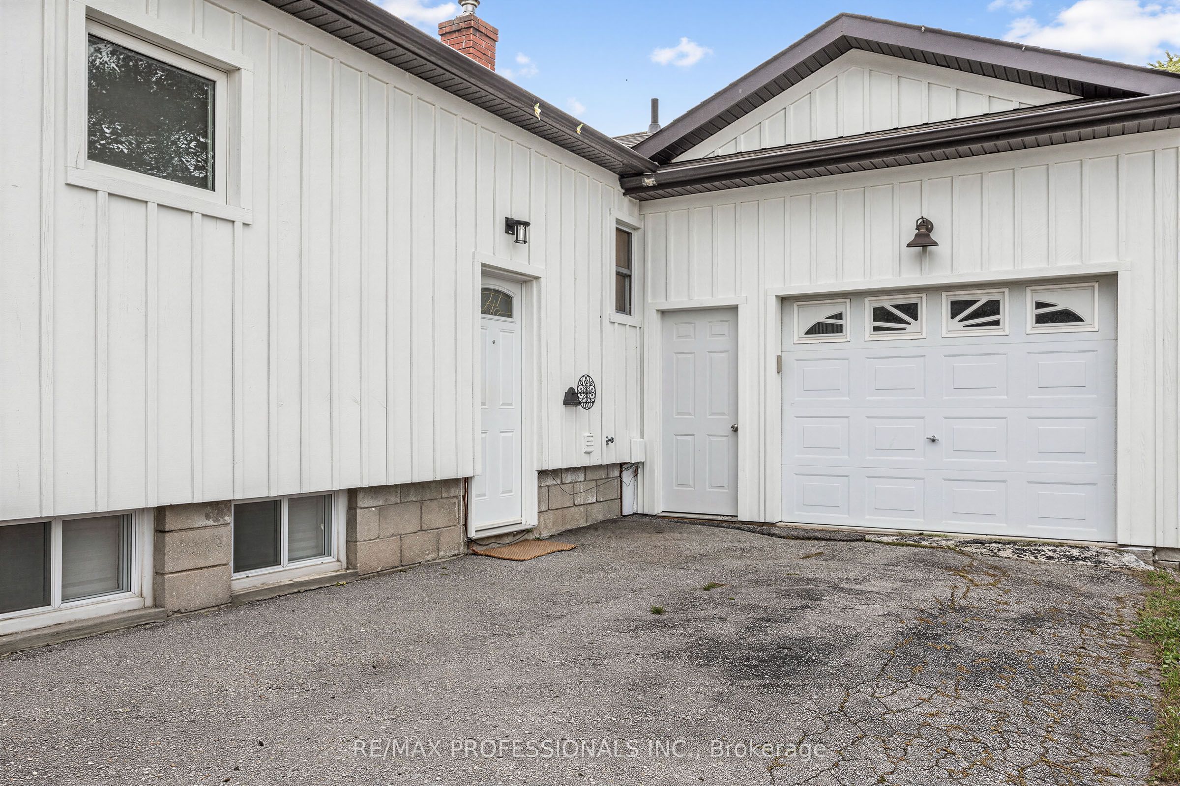 1013 Centre Street S Property Photo 4