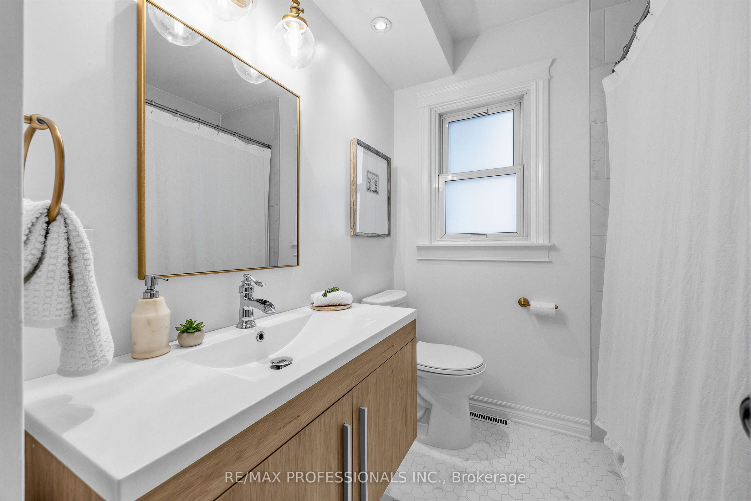 1013 Centre Street S Property Photo 22