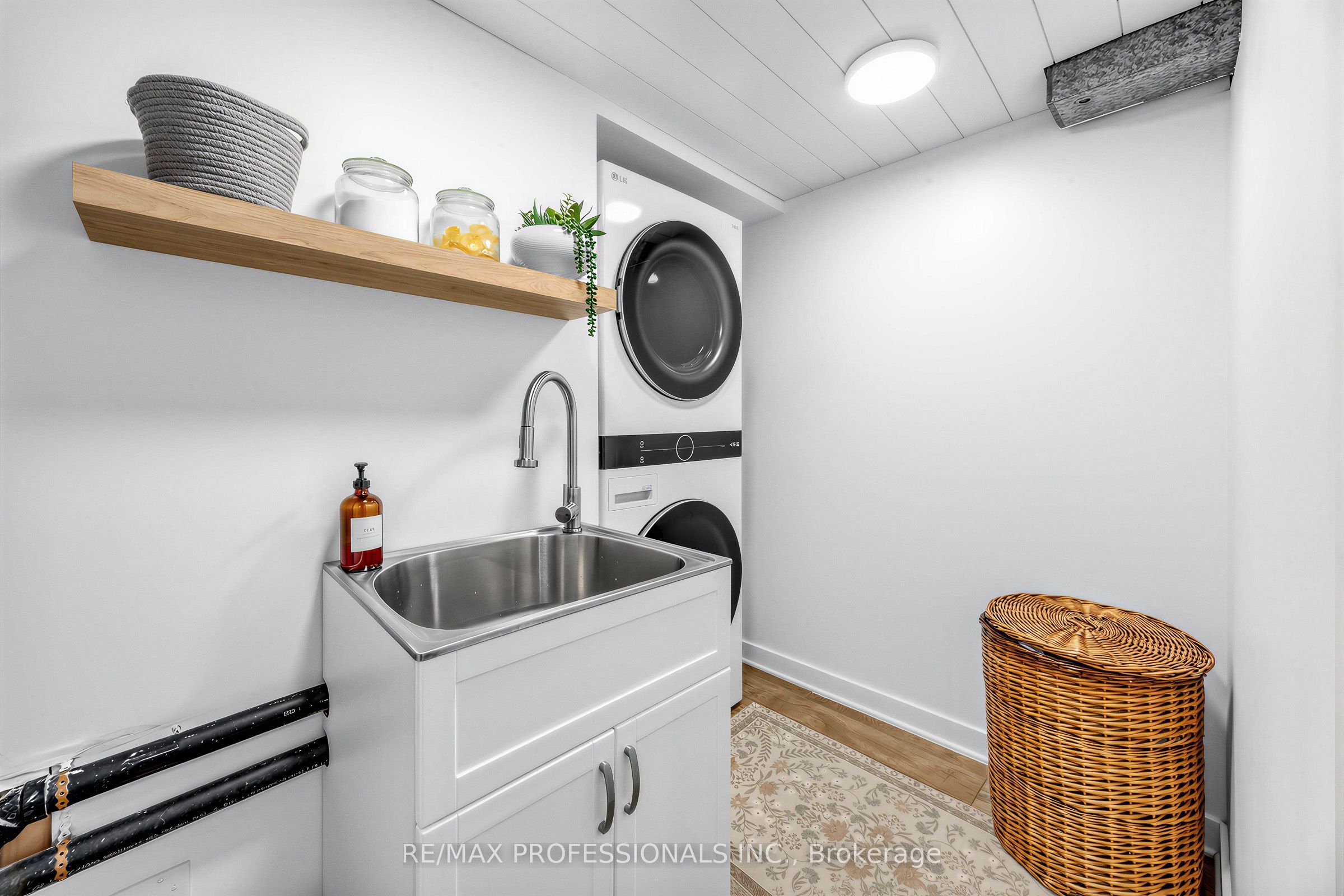 1013 Centre Street S Property Photo 23