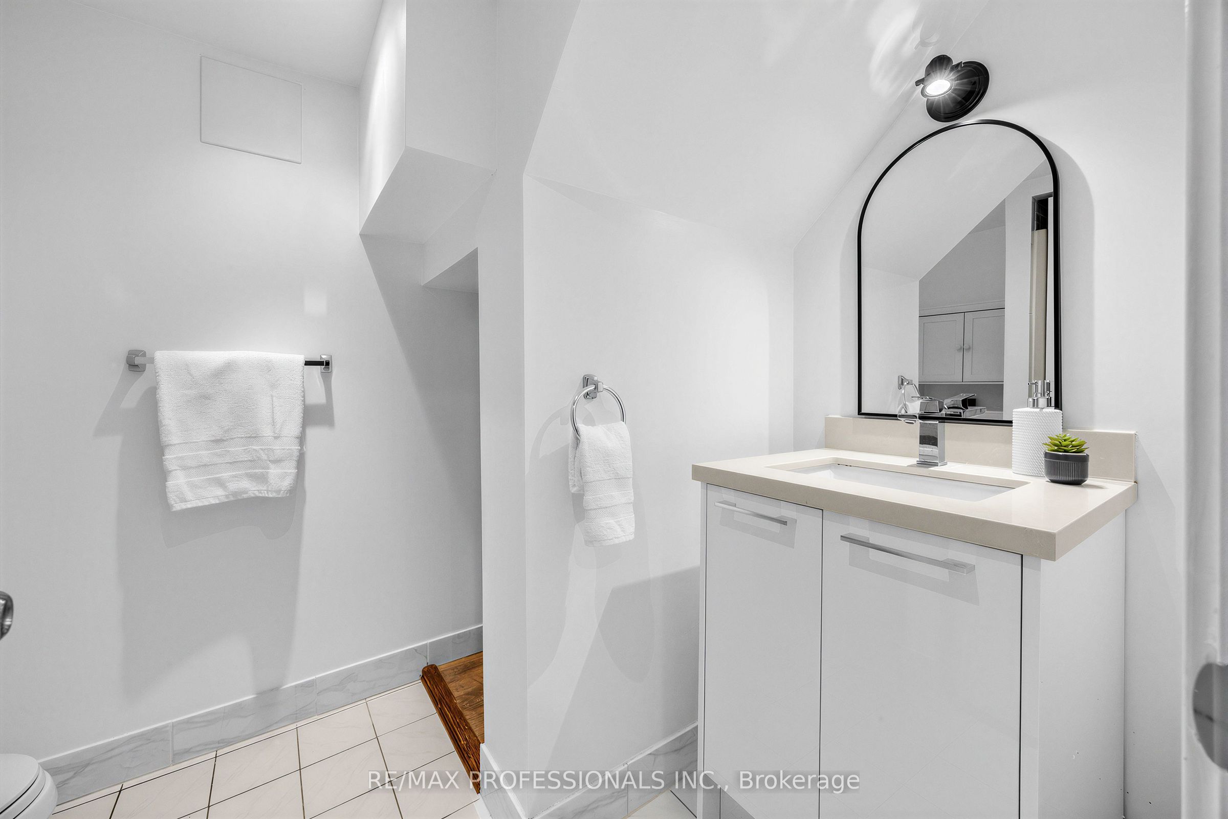 1013 Centre Street S Property Photo 25