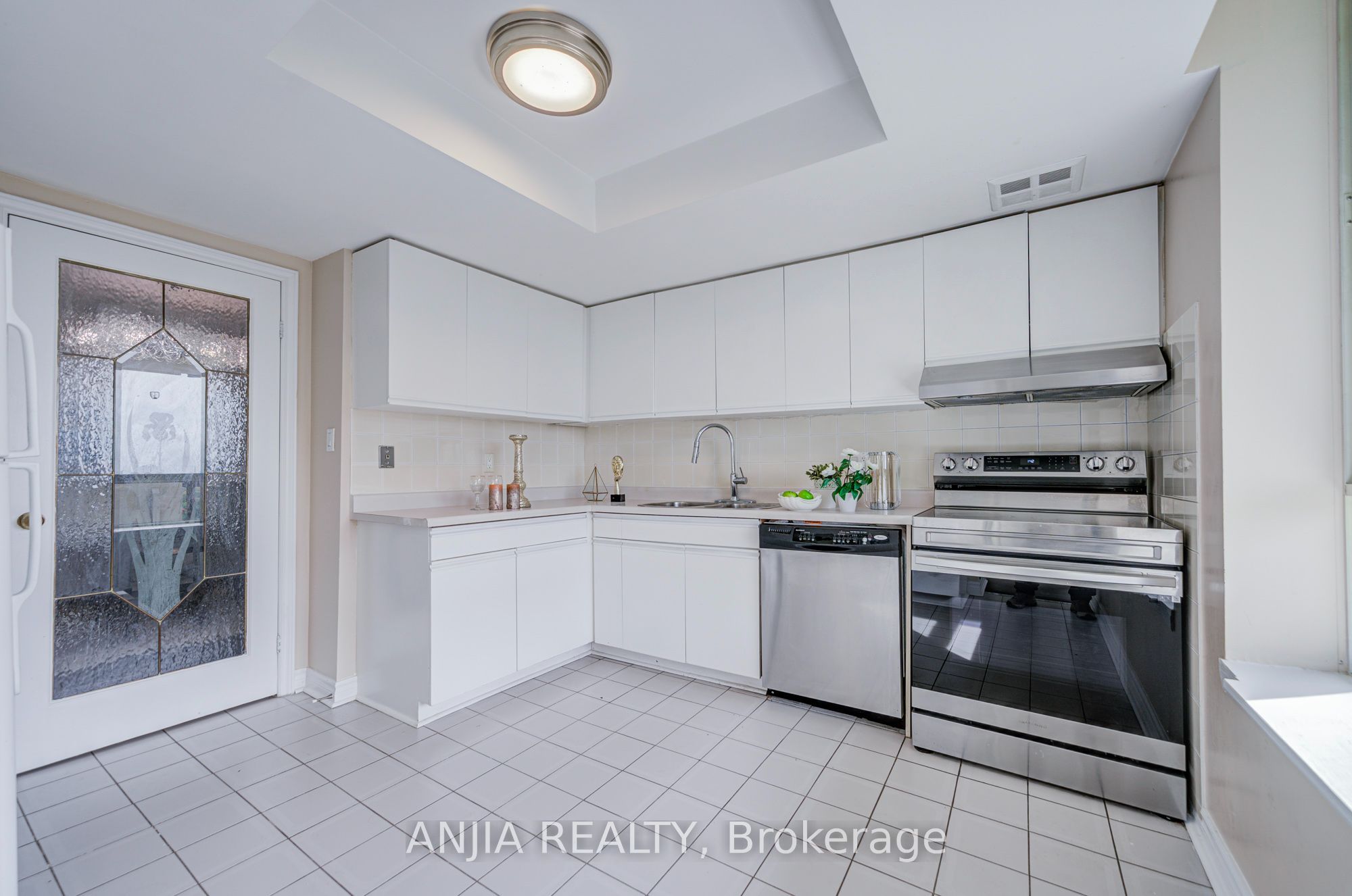 -275 Bamburgh Circle 1107 Property Photo 13