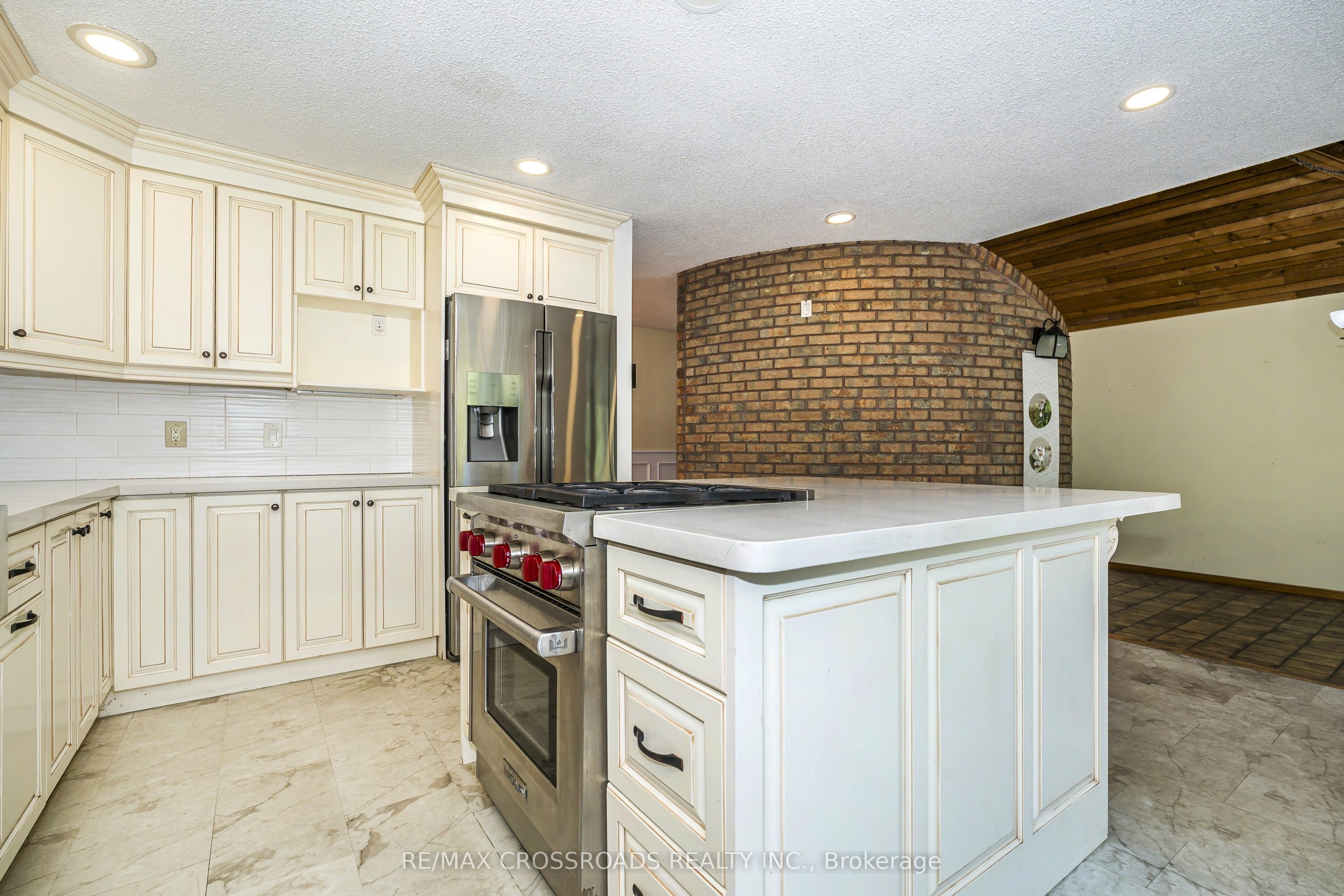 1910 Fairport Road Property Photo 11