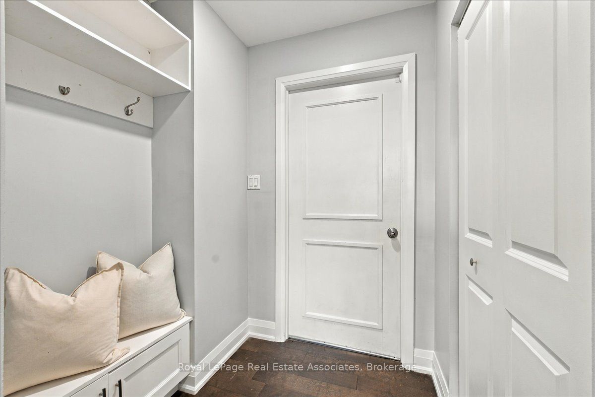 540 Mary Street E 1-4 Property Photo 4