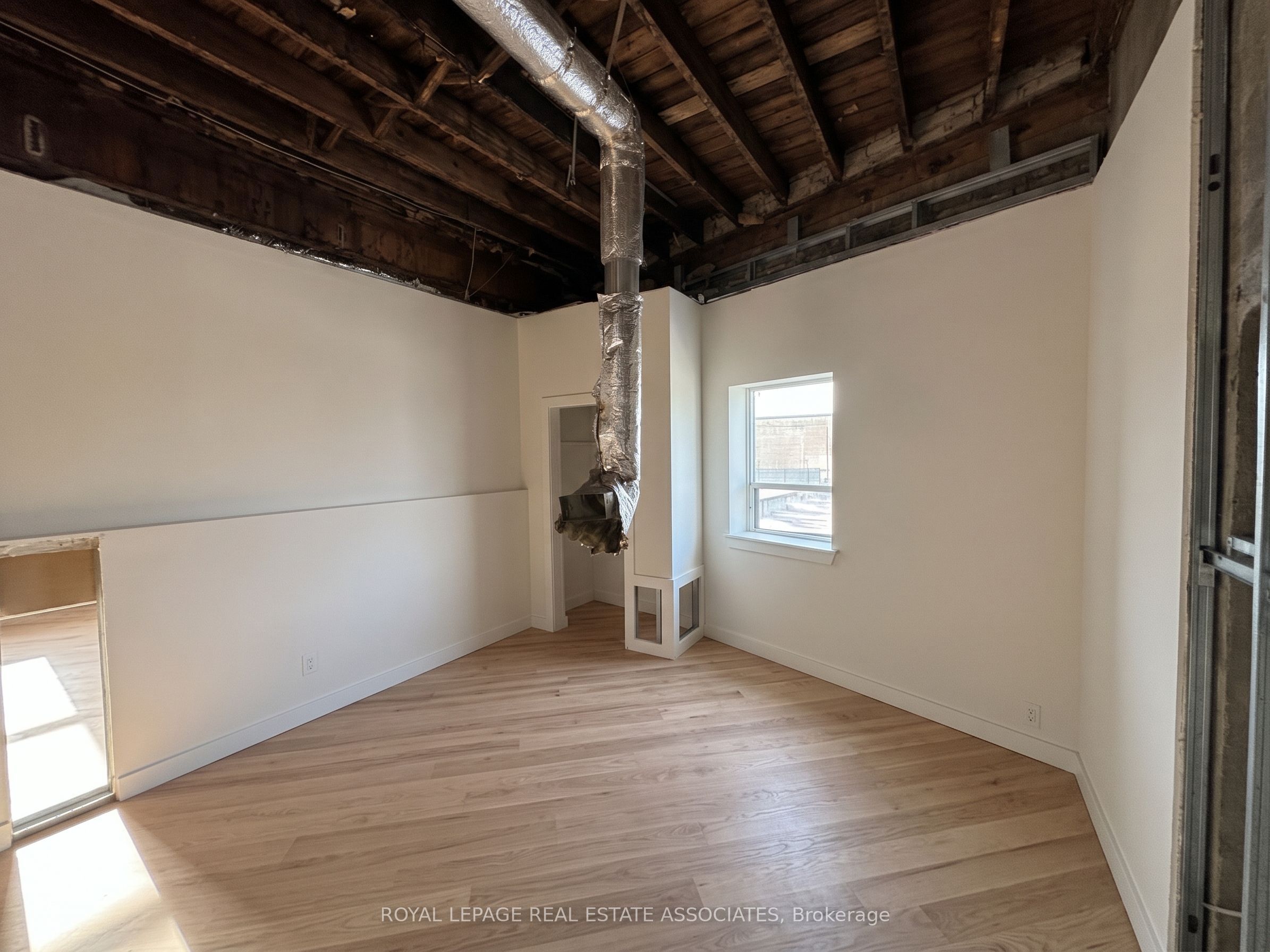 1597 Queen Street E Upper Level Property Photo 9