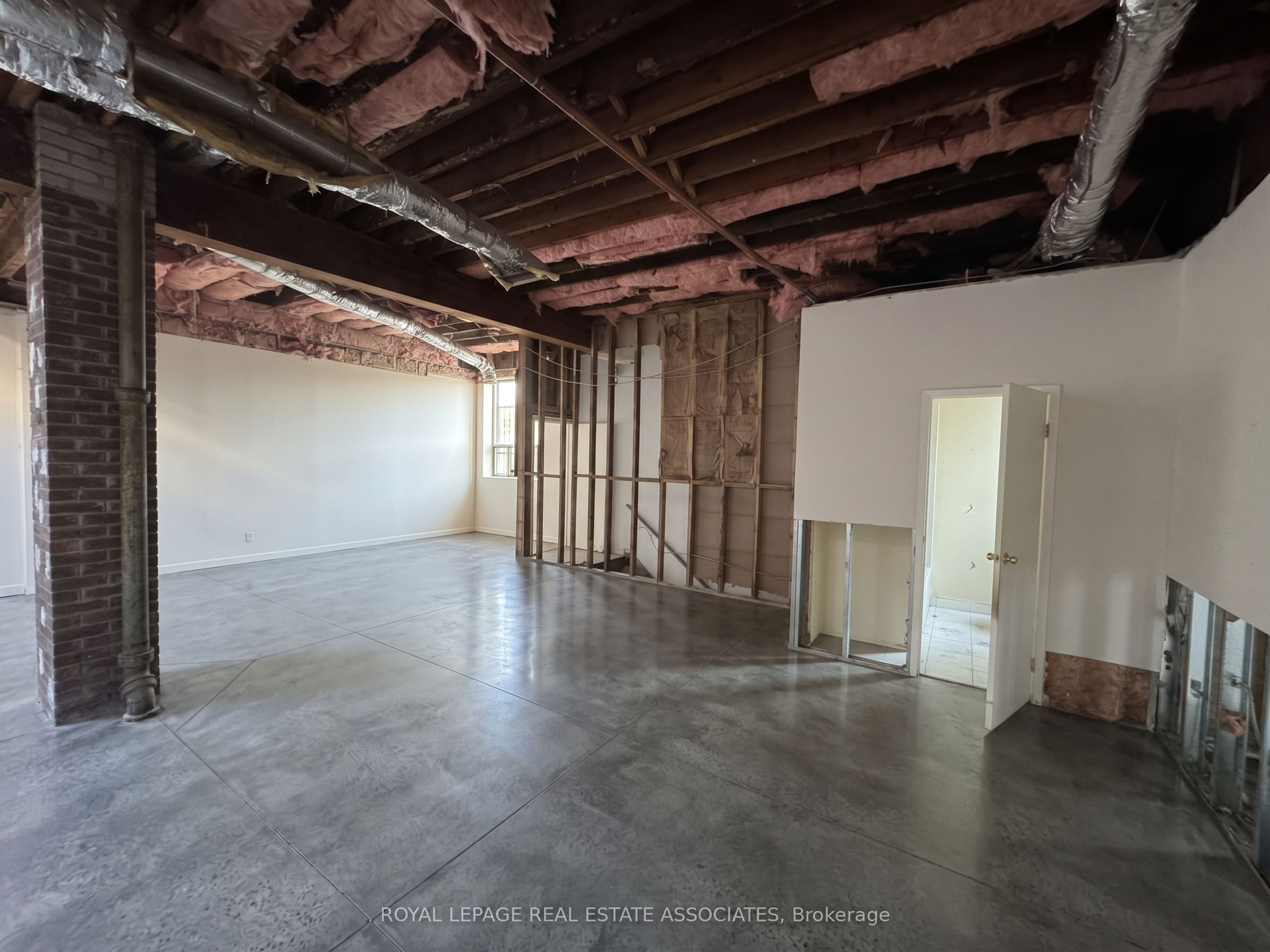 1597 Queen Street E Upper Level Property Photo 10