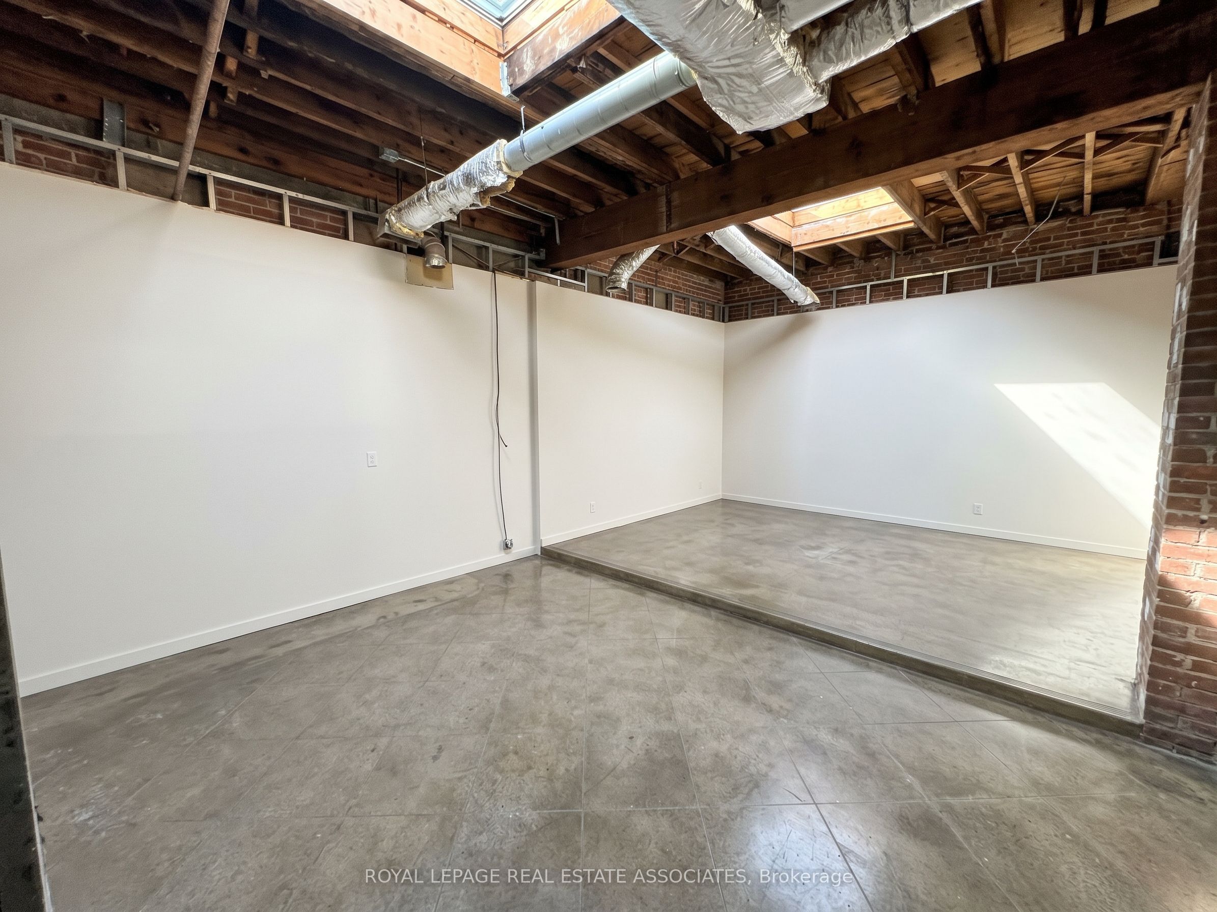 1597 Queen Street E Upper Level Property Photo 11