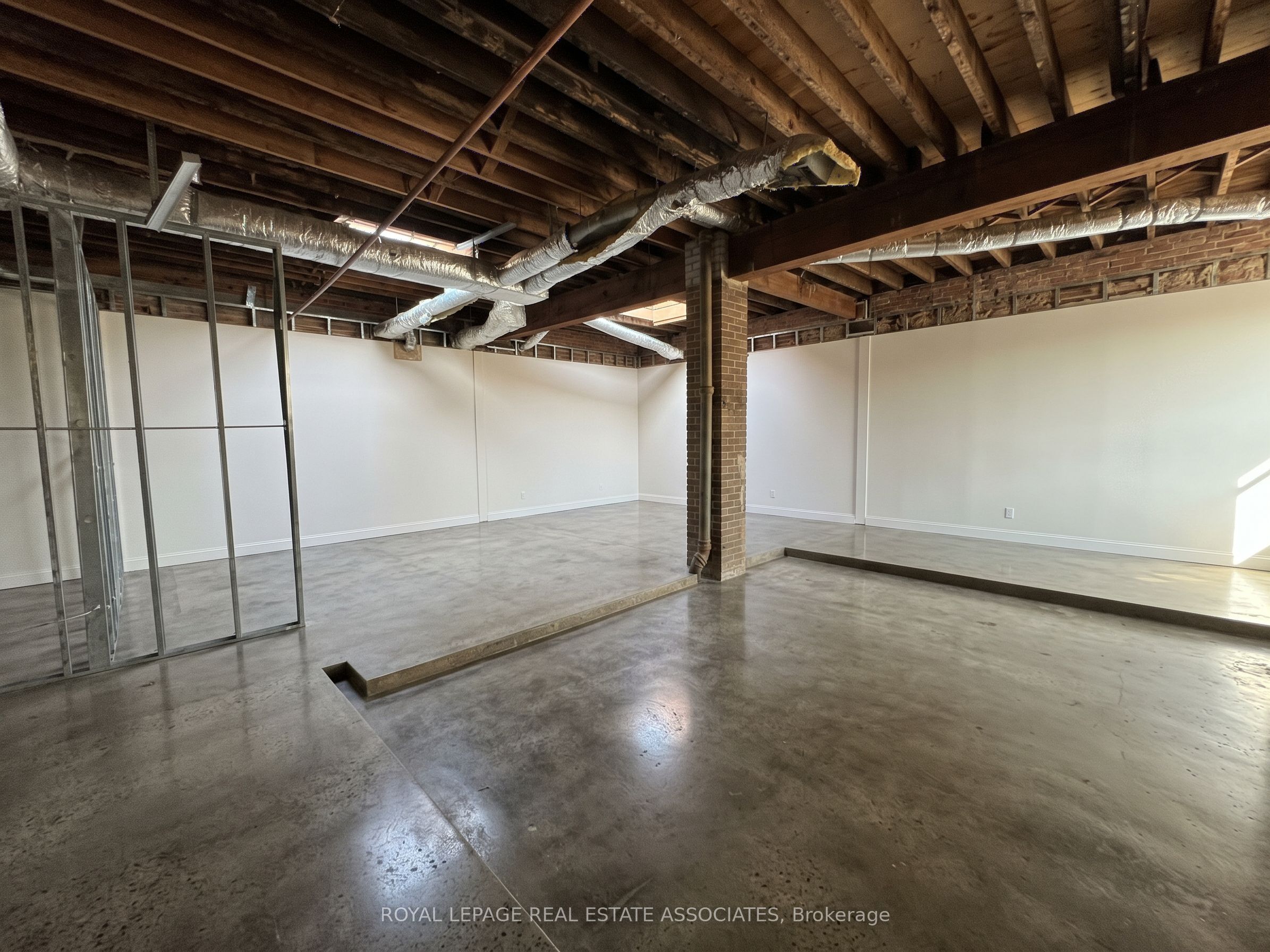 1597 Queen Street E Upper Level Property Photo 15