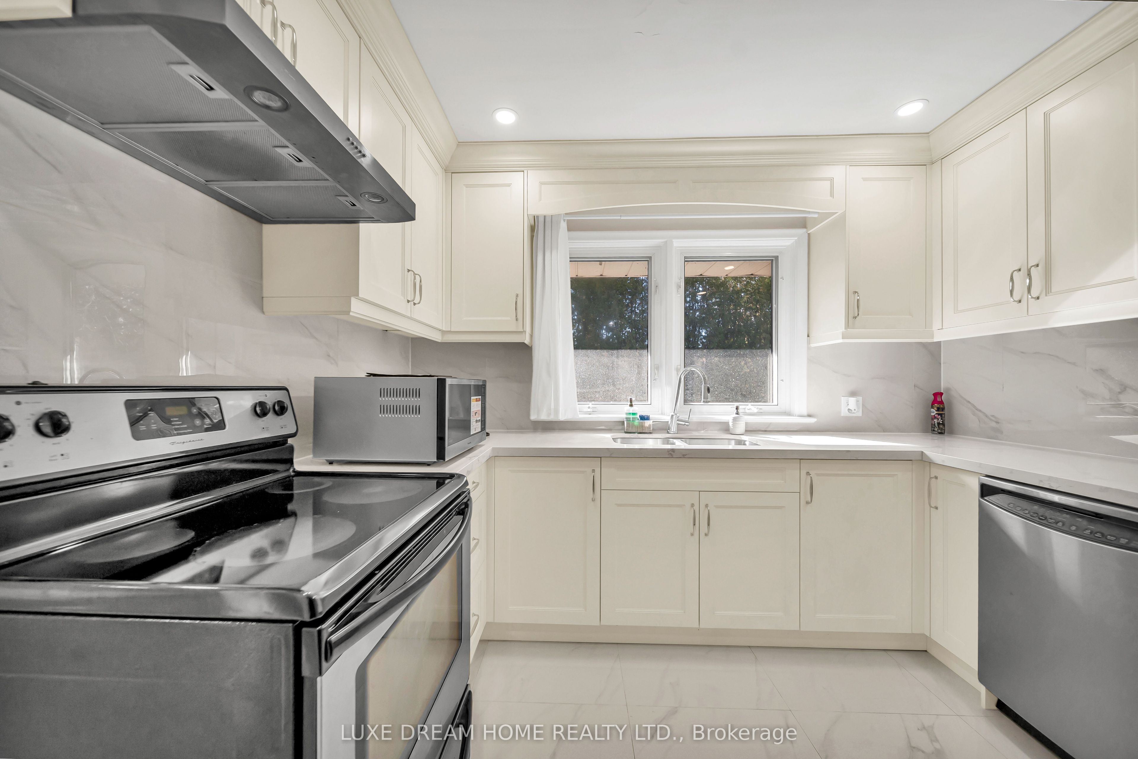 834 Law Street Property Photo 14