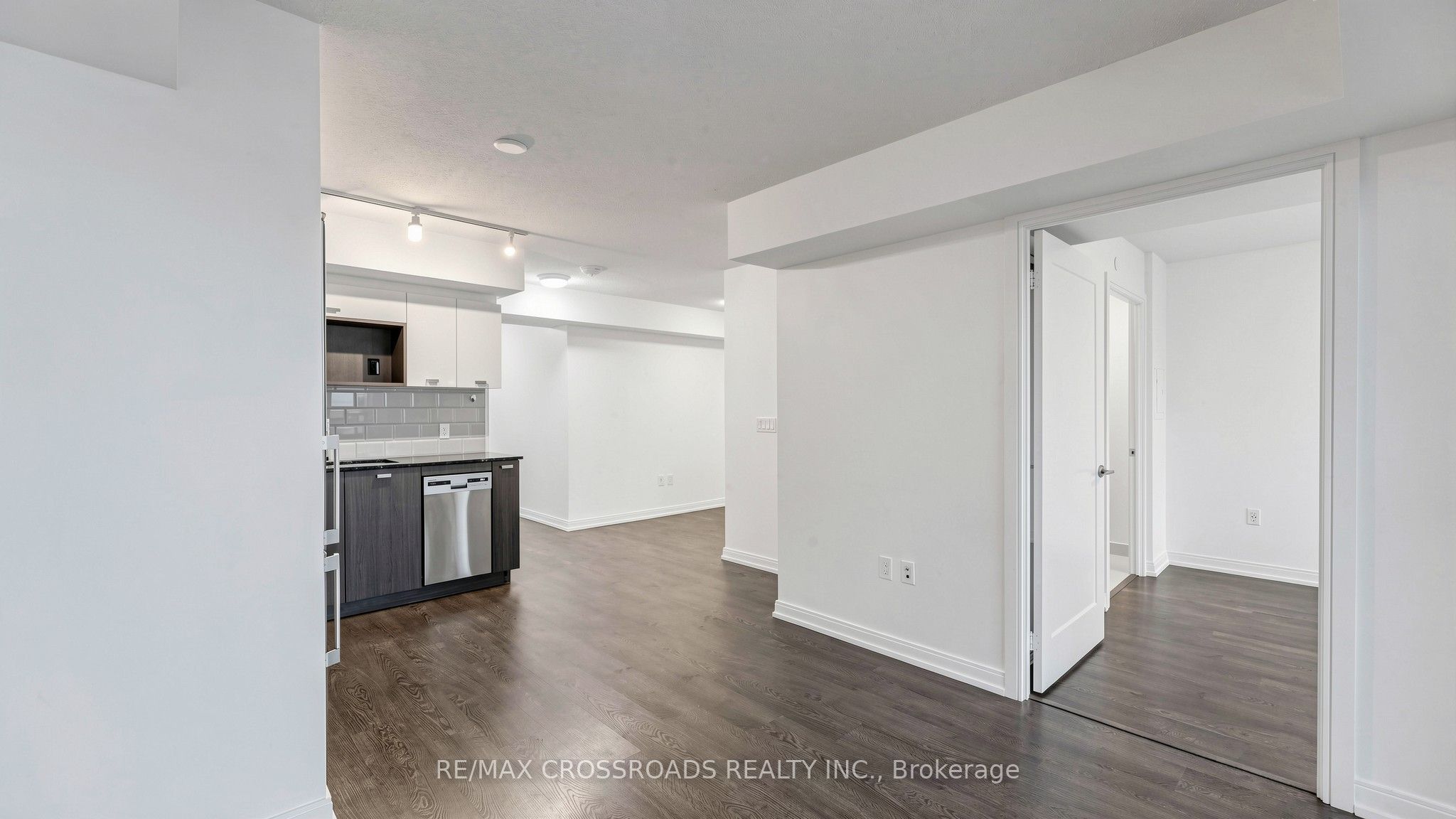 275 Village Green Square 525 Property Photo 13