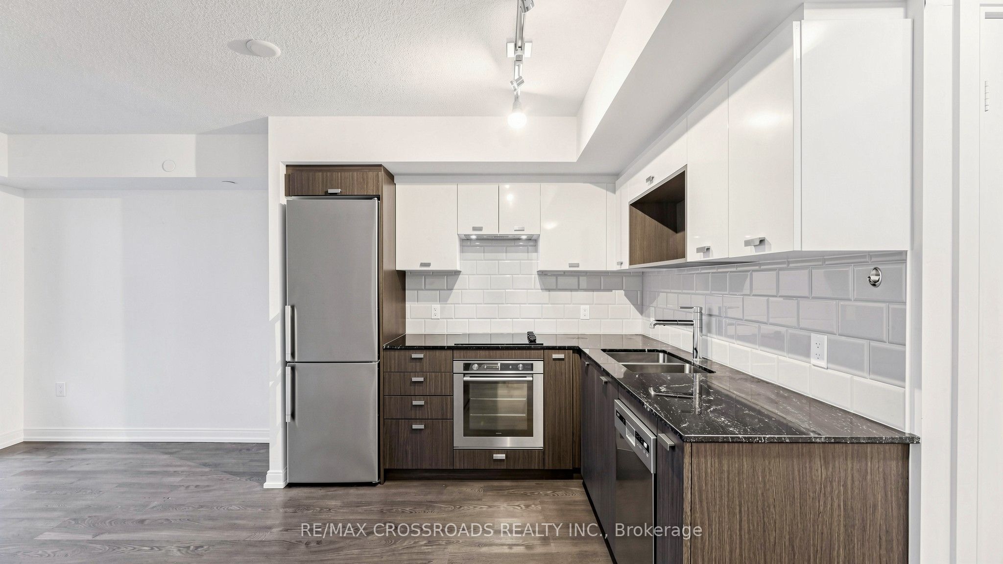 275 Village Green Square 525 Property Photo 14