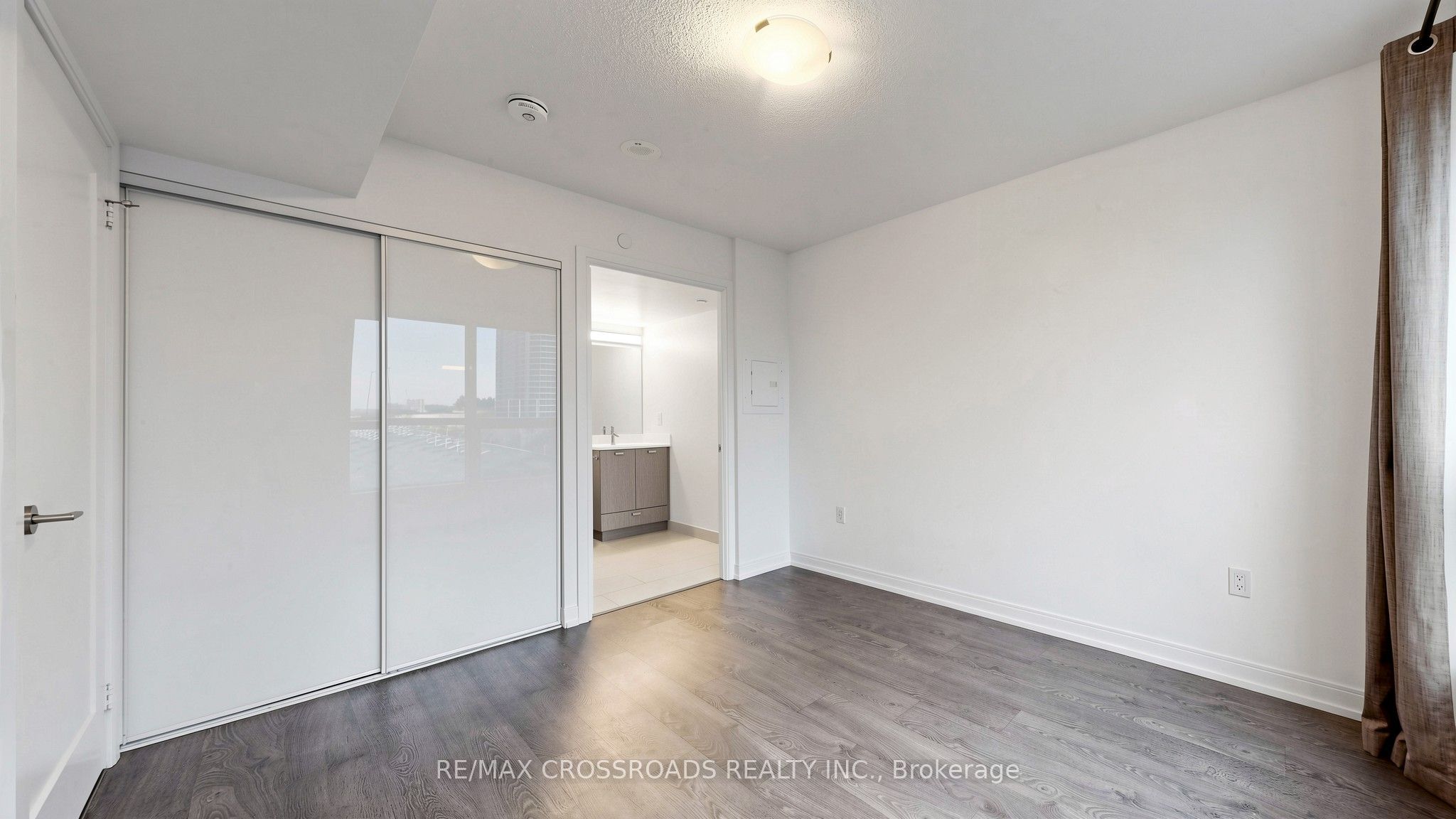 275 Village Green Square 525 Property Photo 24