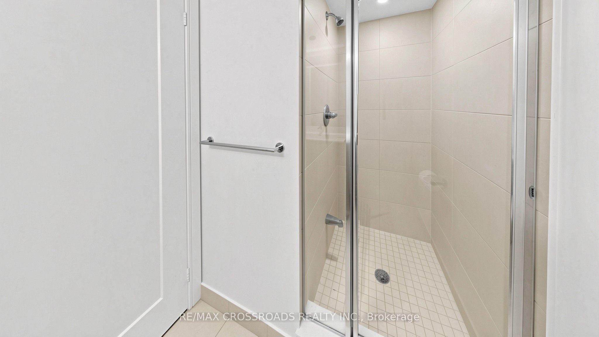 275 Village Green Square 525 Property Photo 27