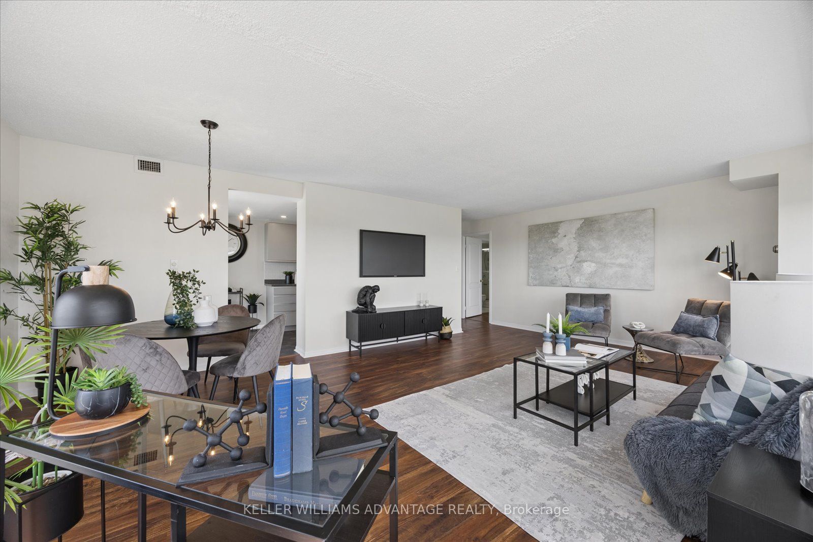 712 Rossland Road E 903 Property Photo 4