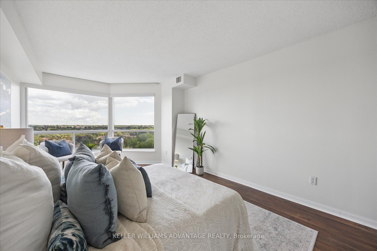 712 Rossland Road E 903 Property Photo 11