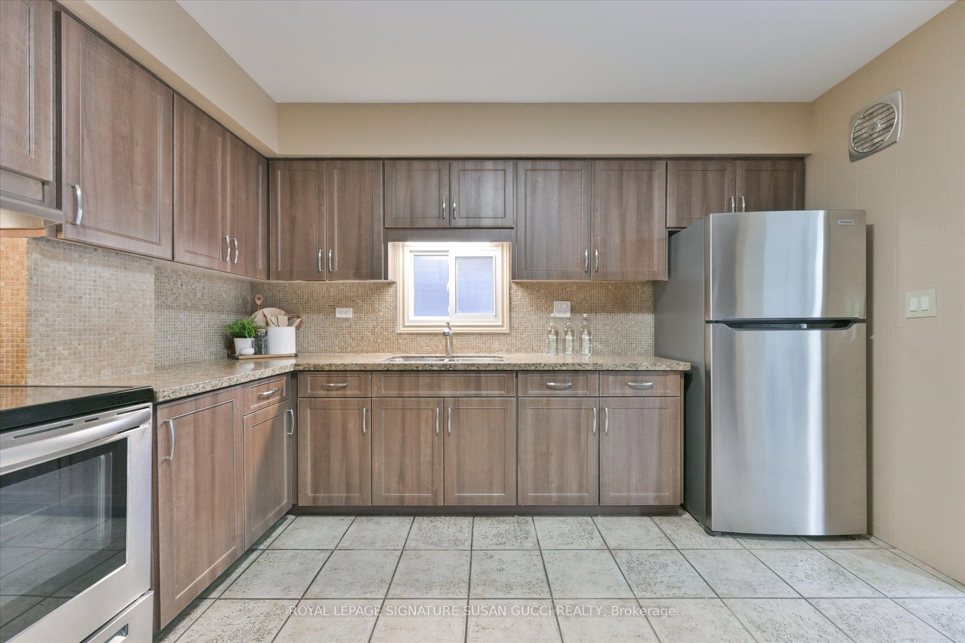 725 Sammon Avenue Property Photo 10