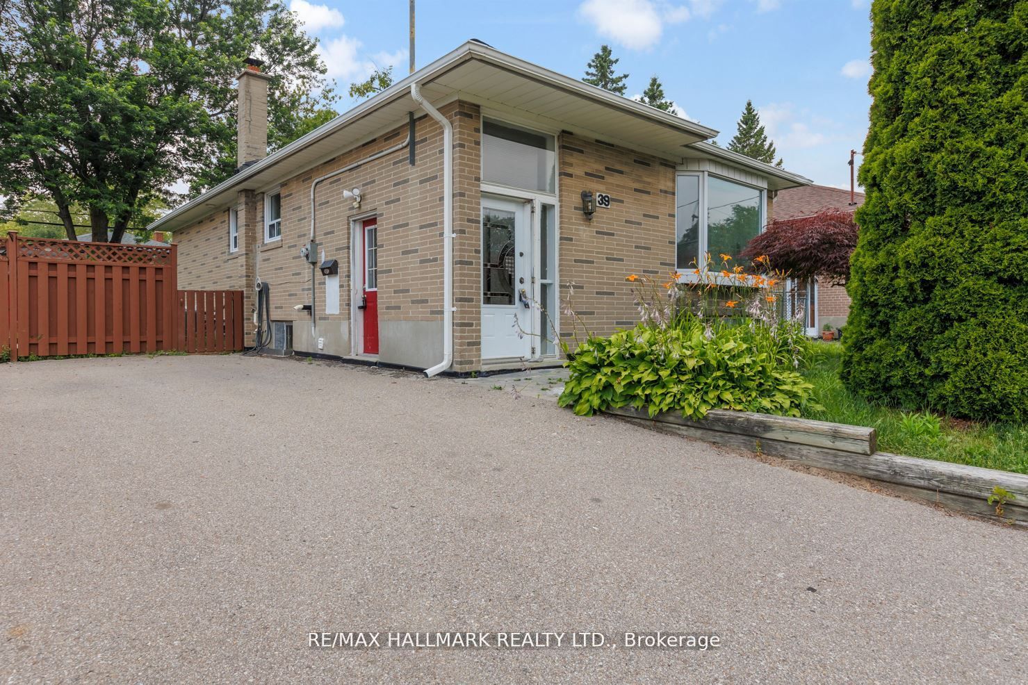 39 Stansbury Crescent Upper Property Photo 1