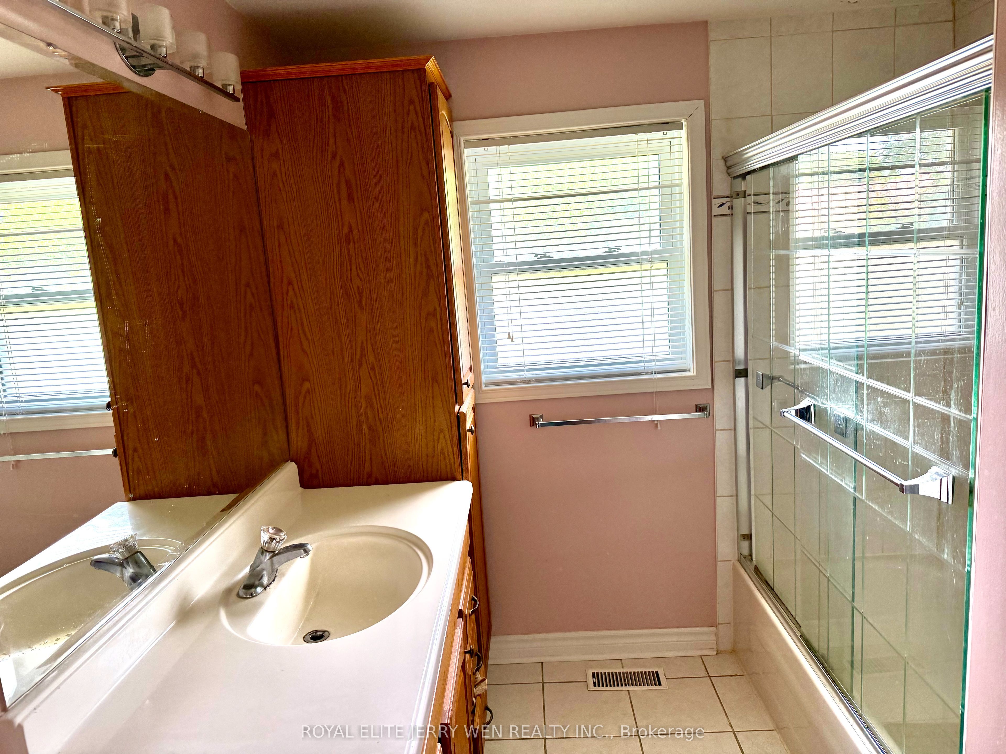 44 Castledene Crescent Property Photo 8
