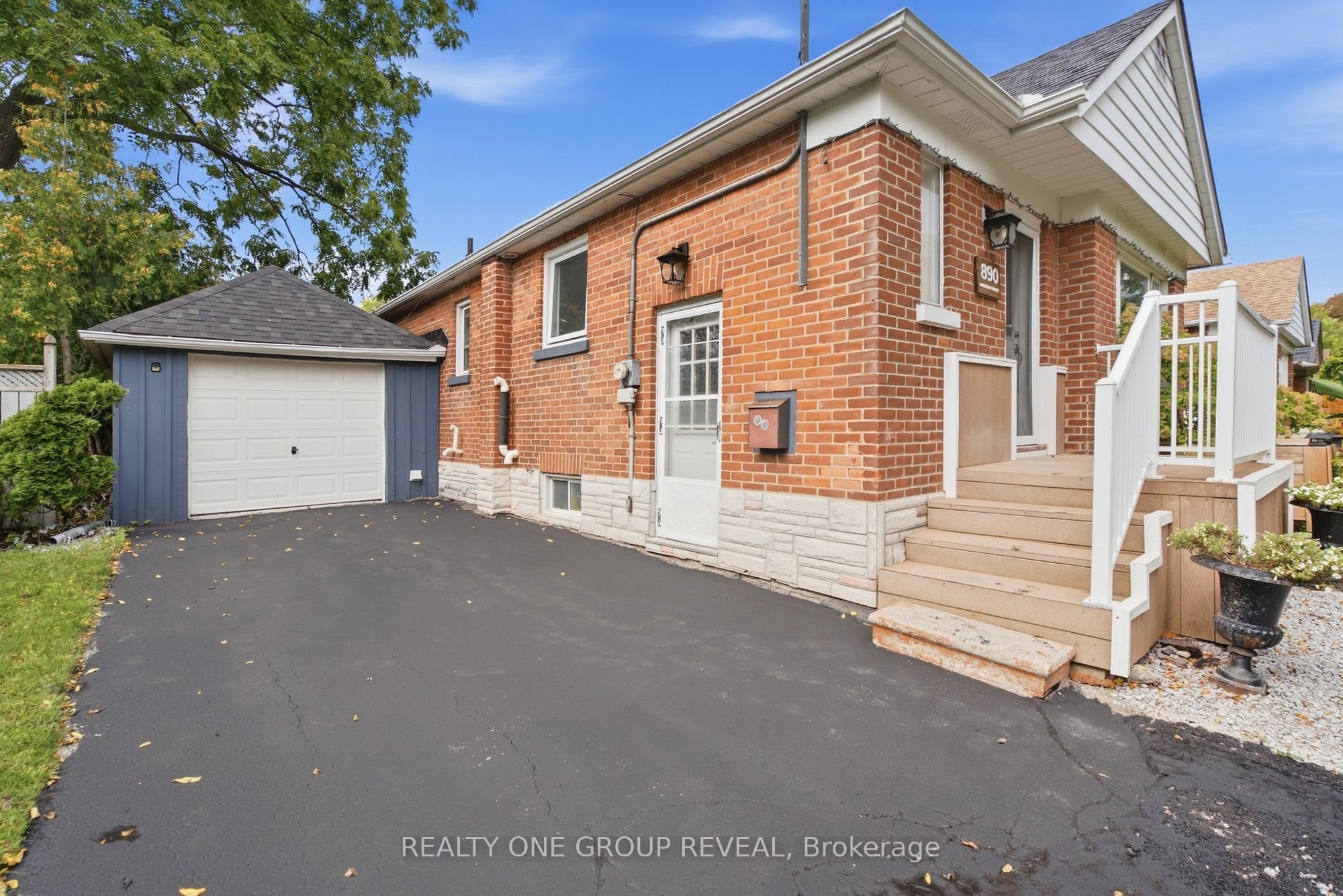 890 Grierson Street Property Photo 6