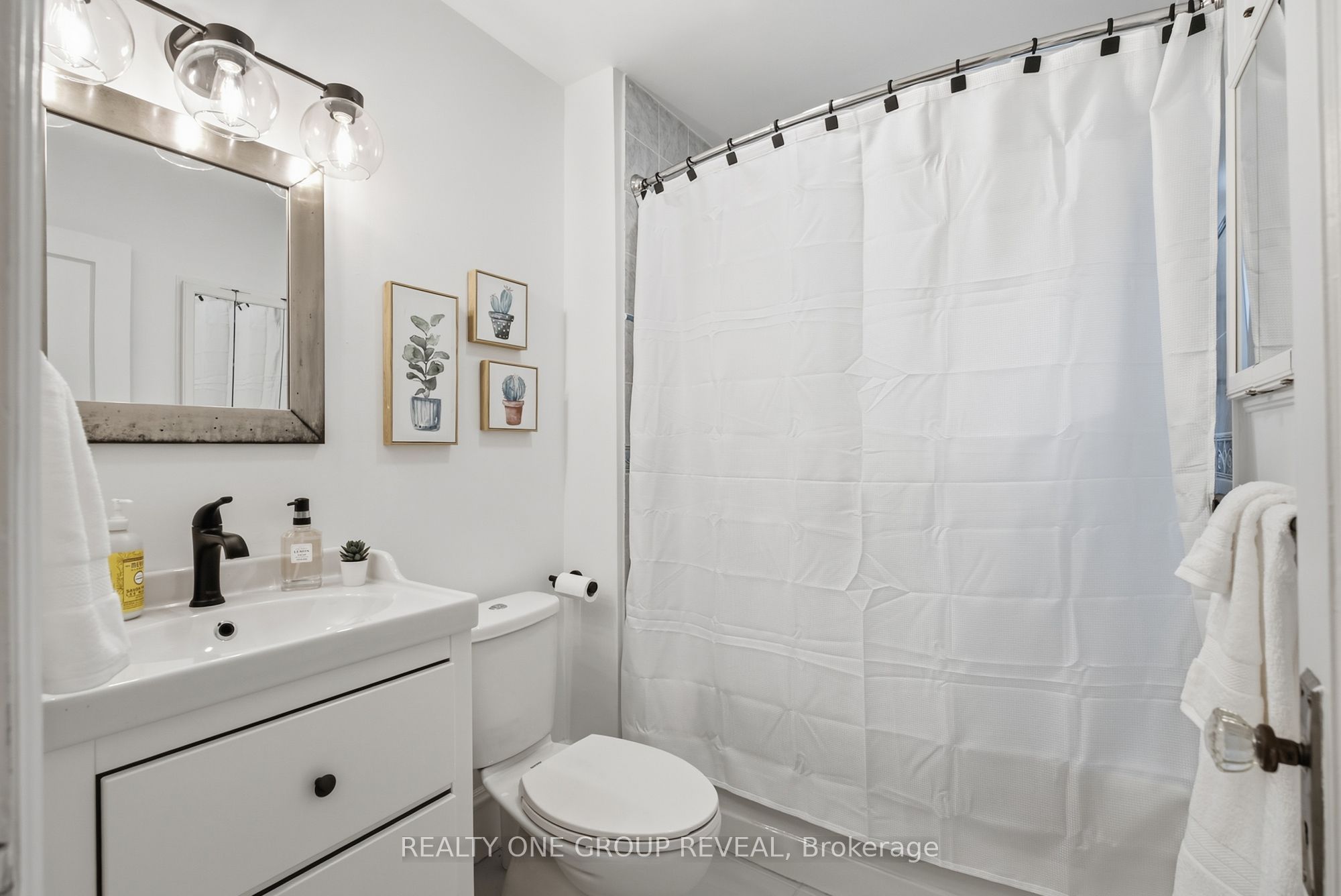 890 Grierson Street Property Photo 32
