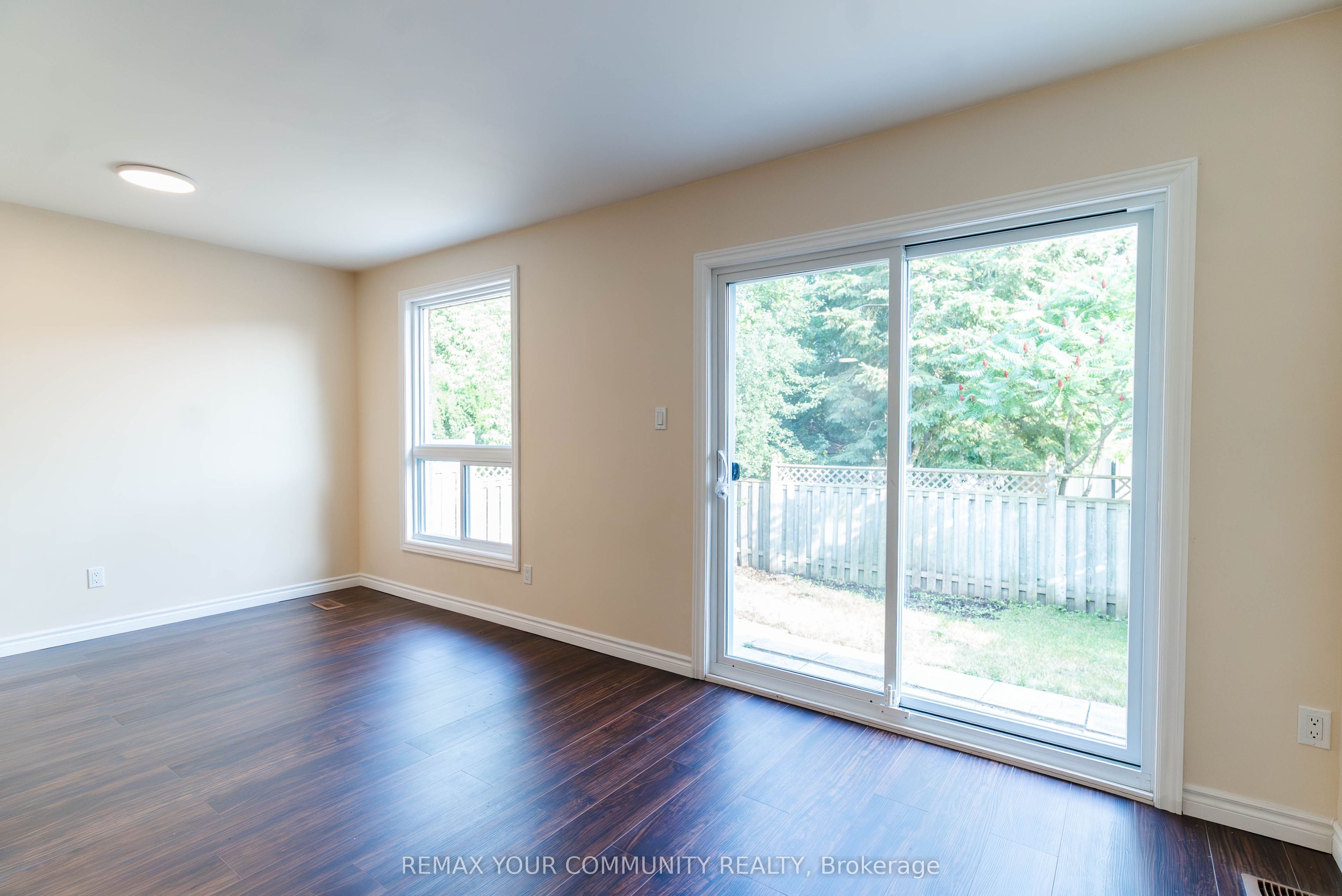 1553 Norwill Crescent Property Photo 4