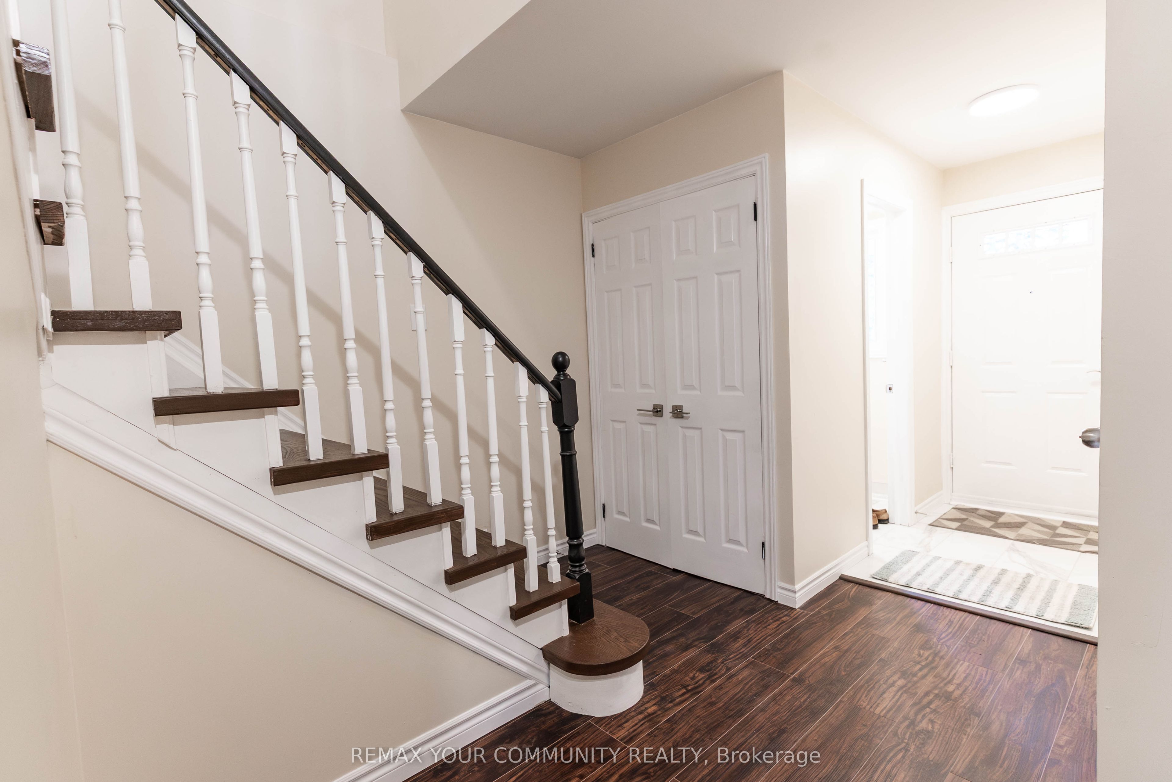1553 Norwill Crescent Property Photo 8