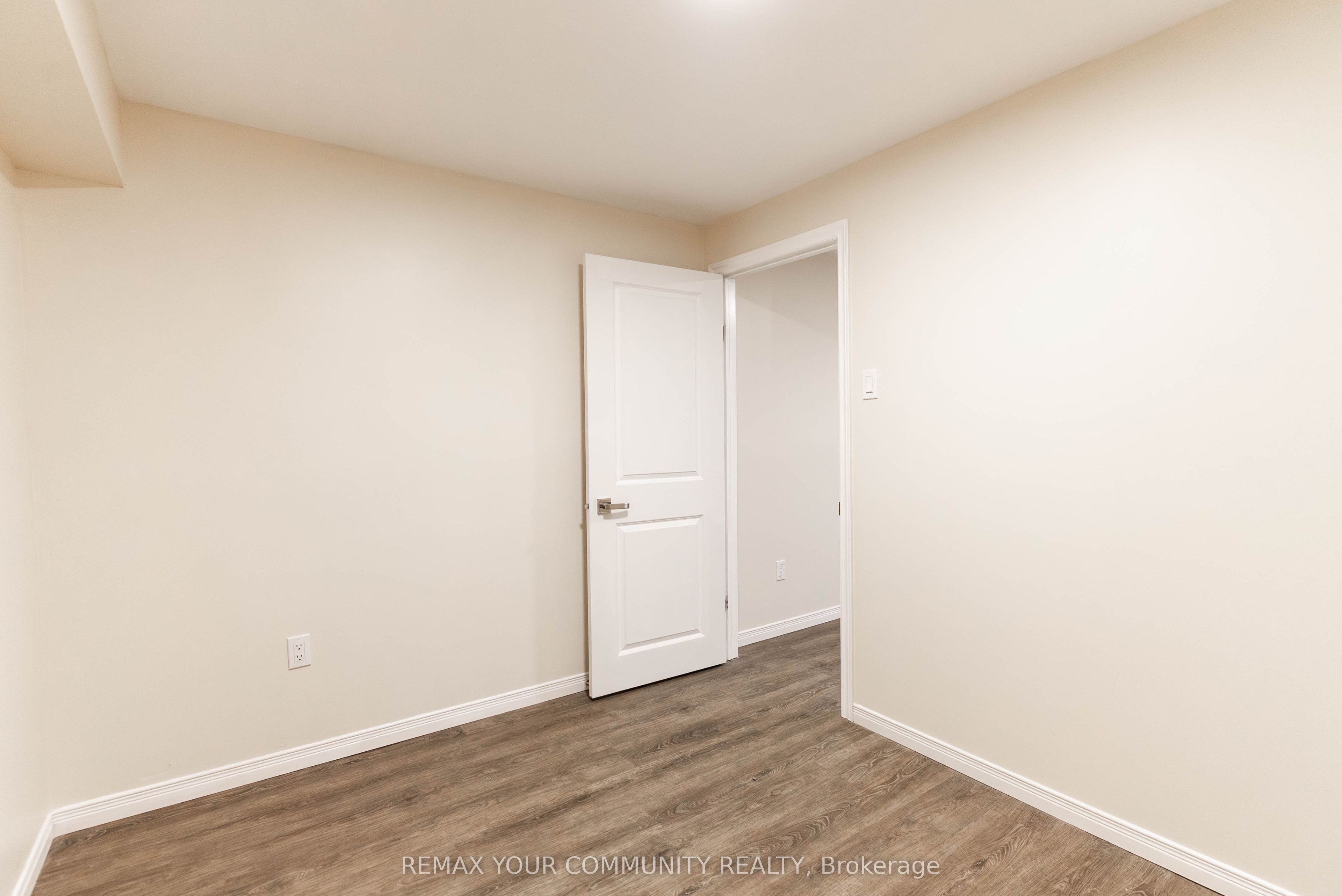 1553 Norwill Crescent Property Photo 9