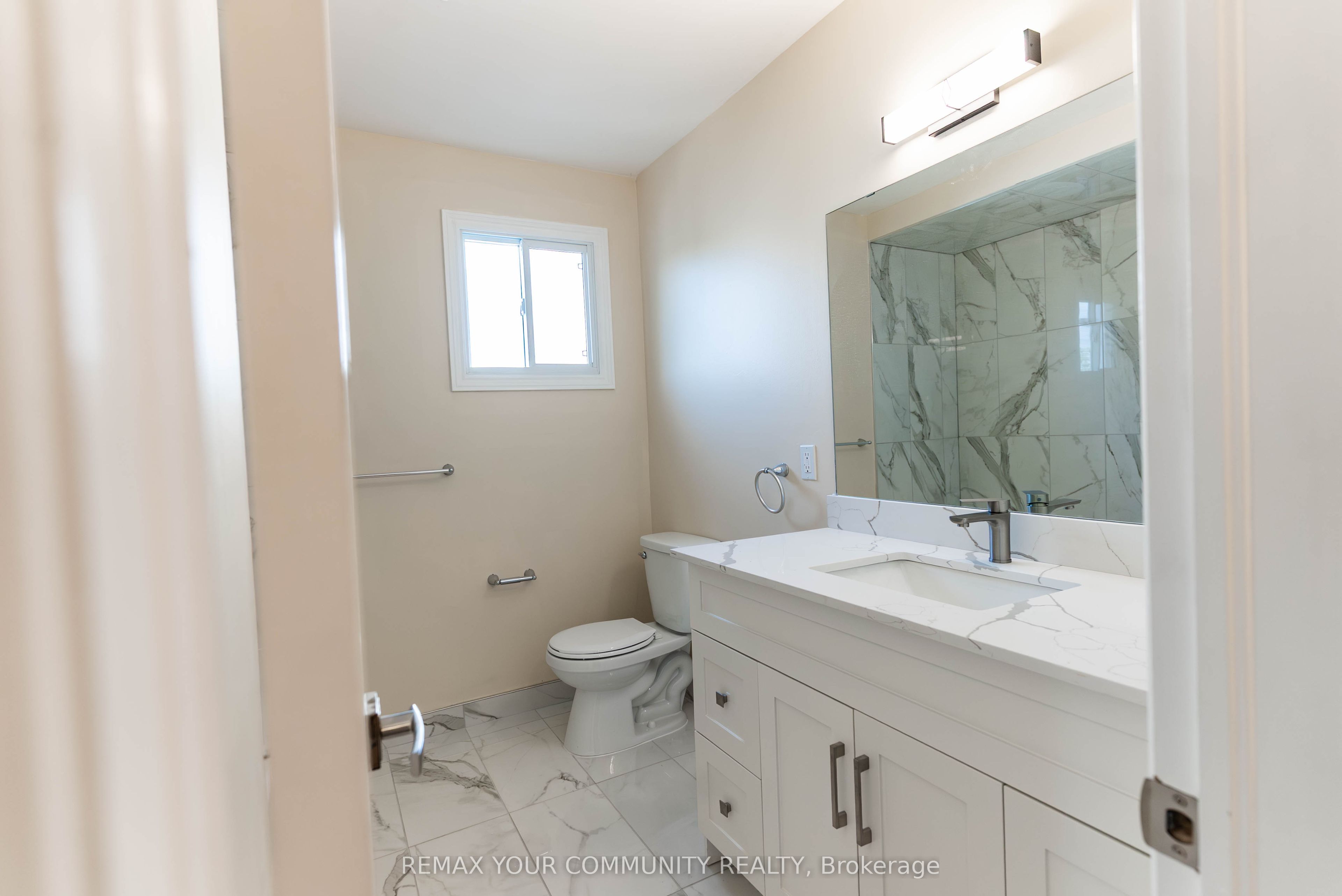 1553 Norwill Crescent Property Photo 12