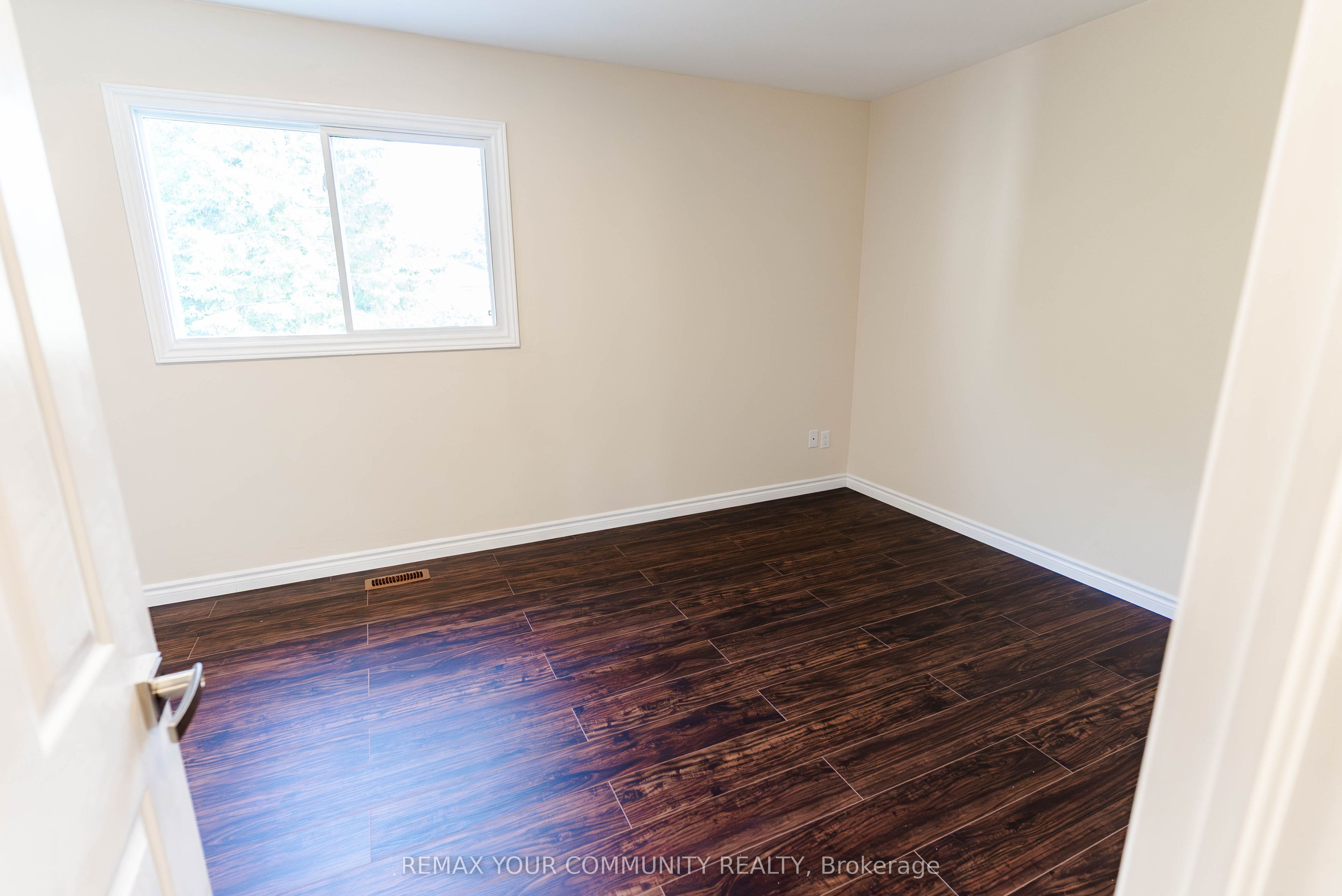 1553 Norwill Crescent Property Photo 14