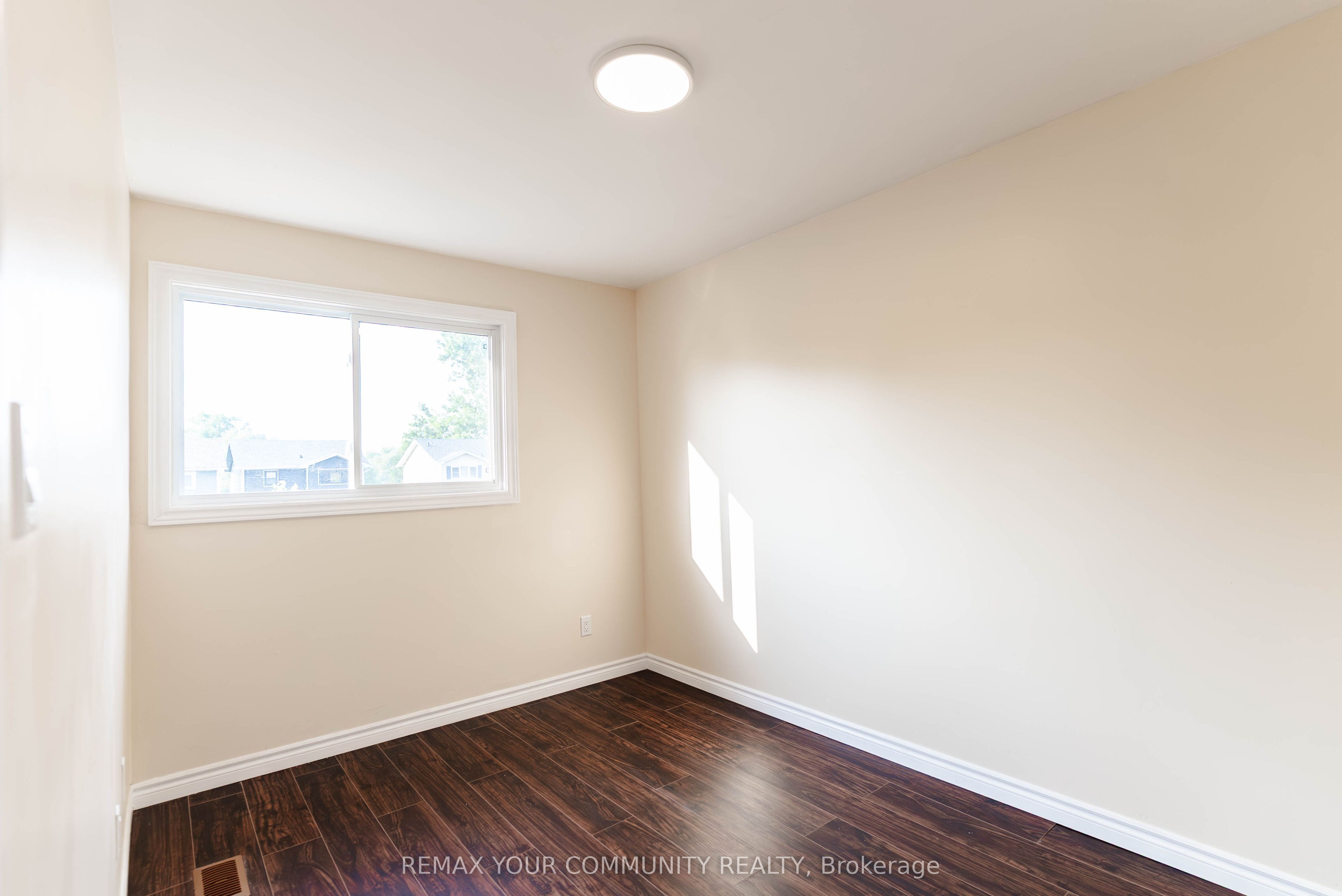 1553 Norwill Crescent Property Photo 17
