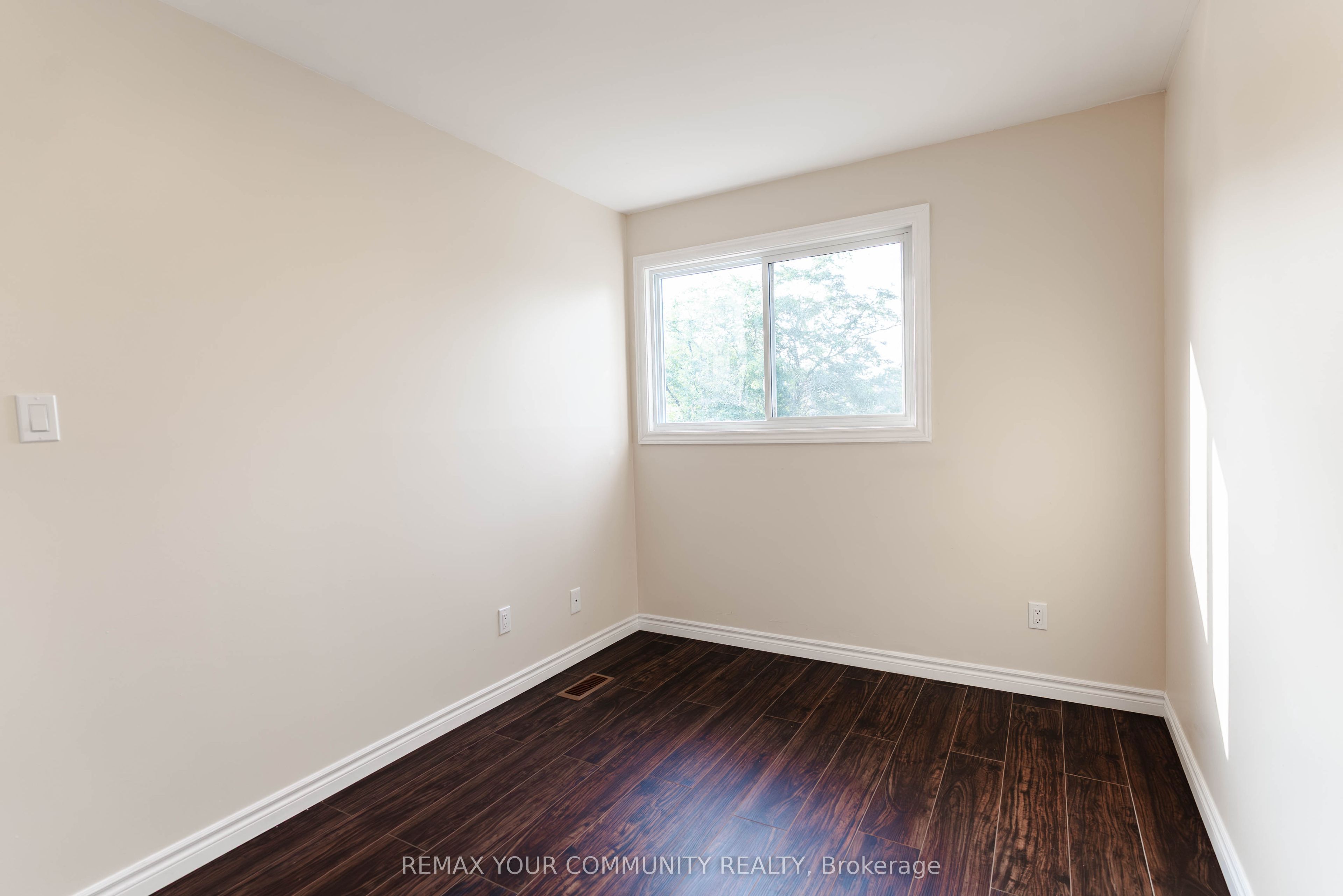 1553 Norwill Crescent Property Photo 18