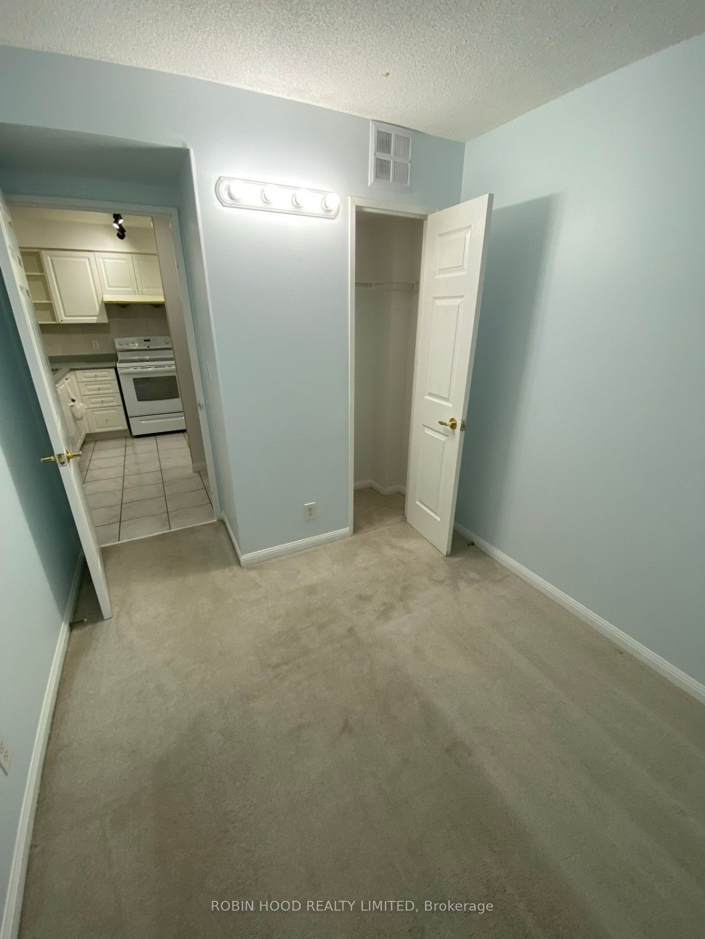 11 Lee Centre Drive 1805 Property Photo 4