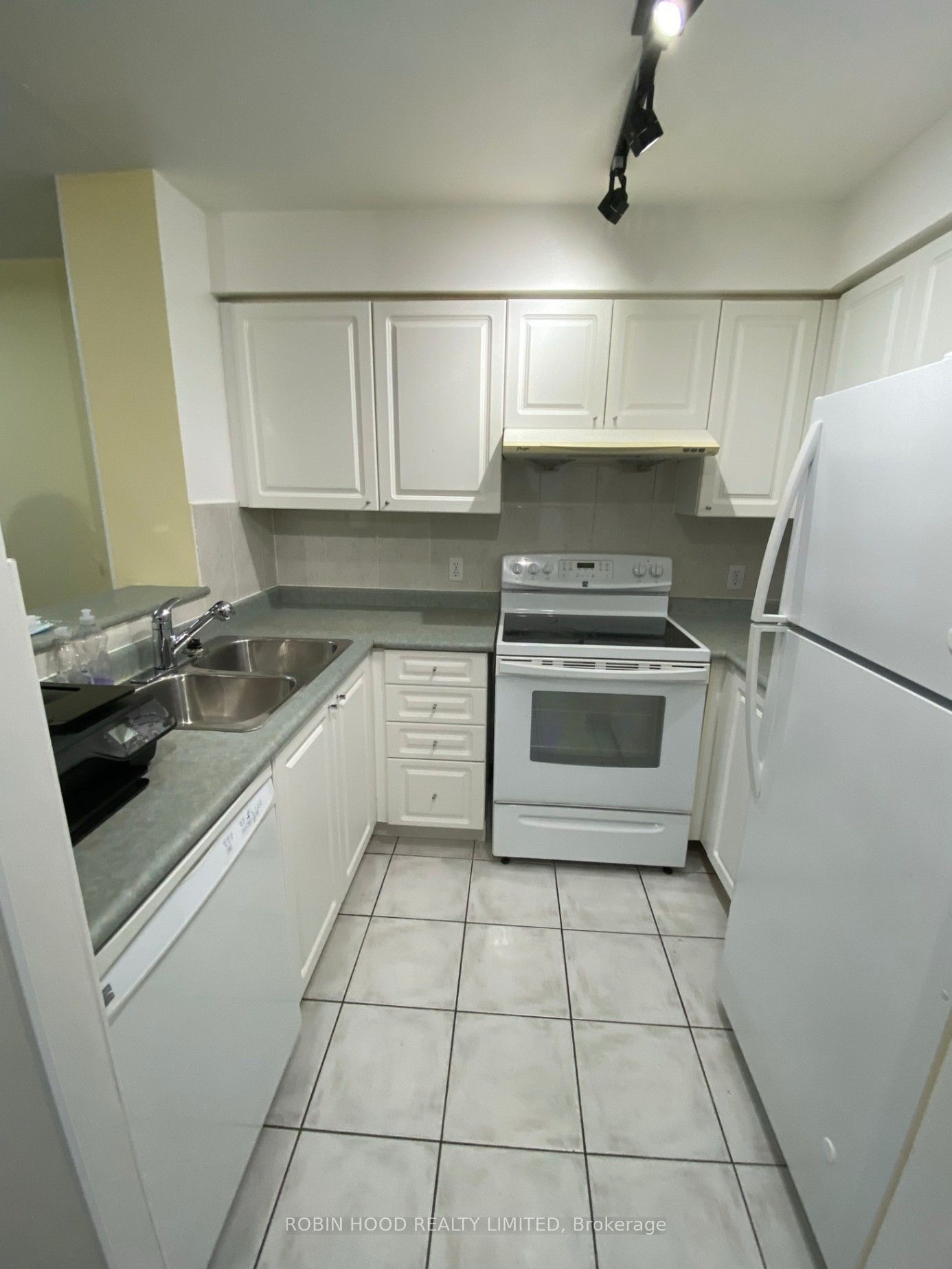 11 Lee Centre Drive 1805 Property Photo 5