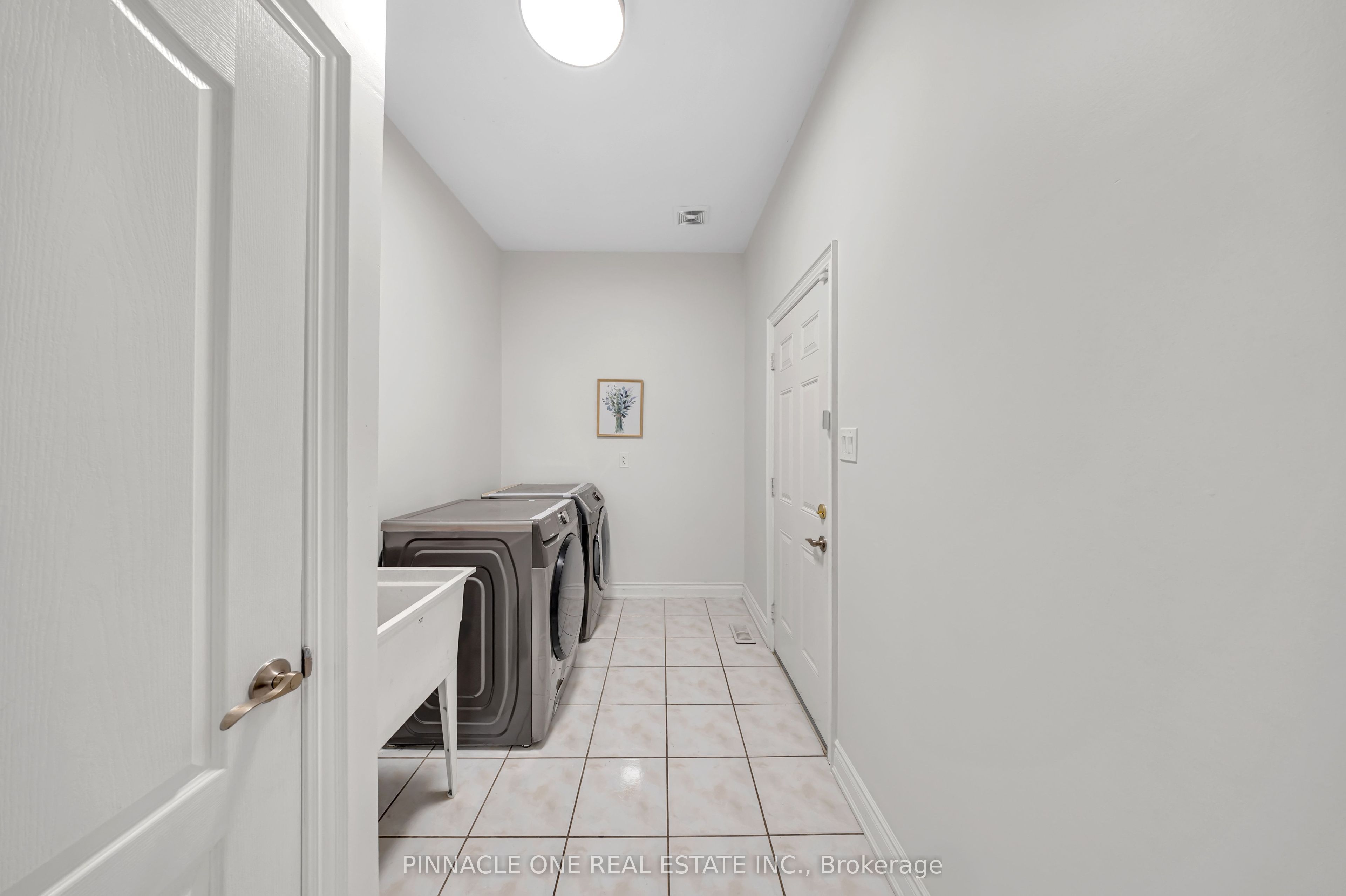 6 Dolby Crescent Property Photo 27