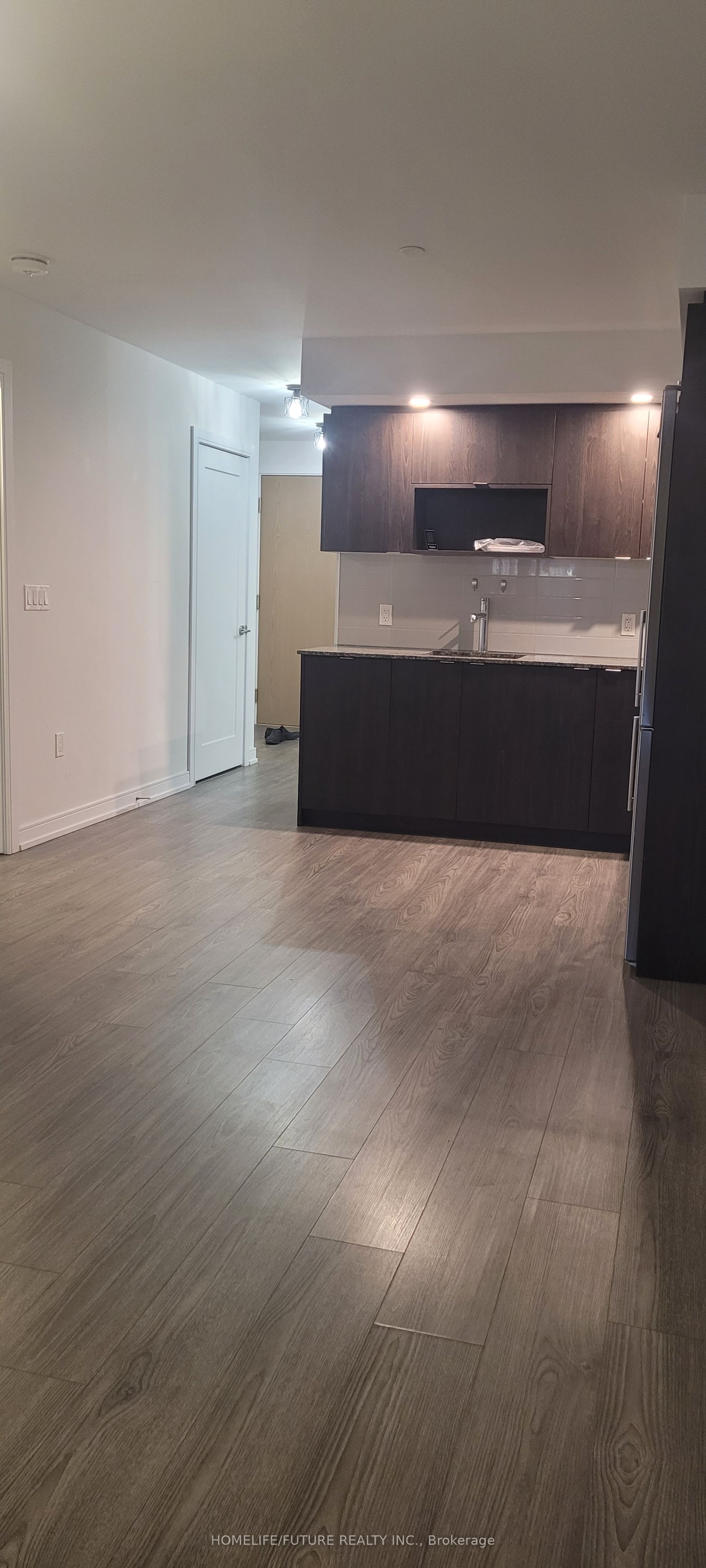 225 Village Green Square 207 Property Photo 6