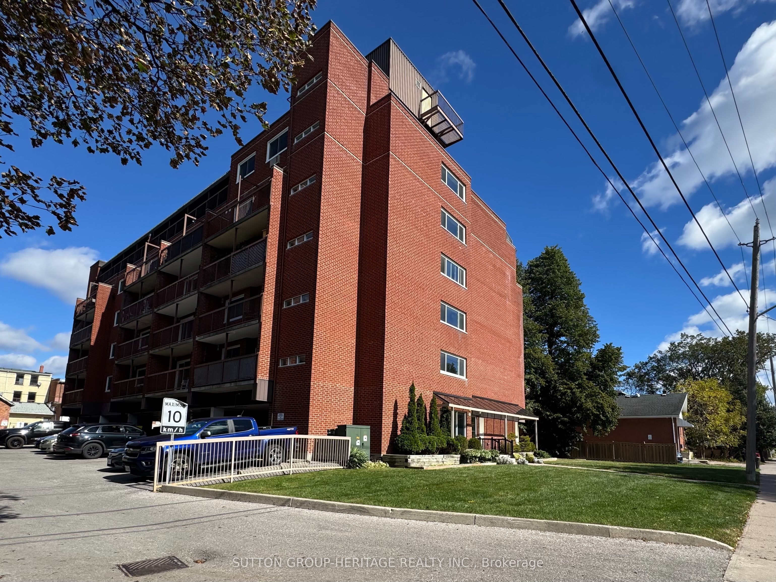 144 Queen Street W 403 Property Photo 2