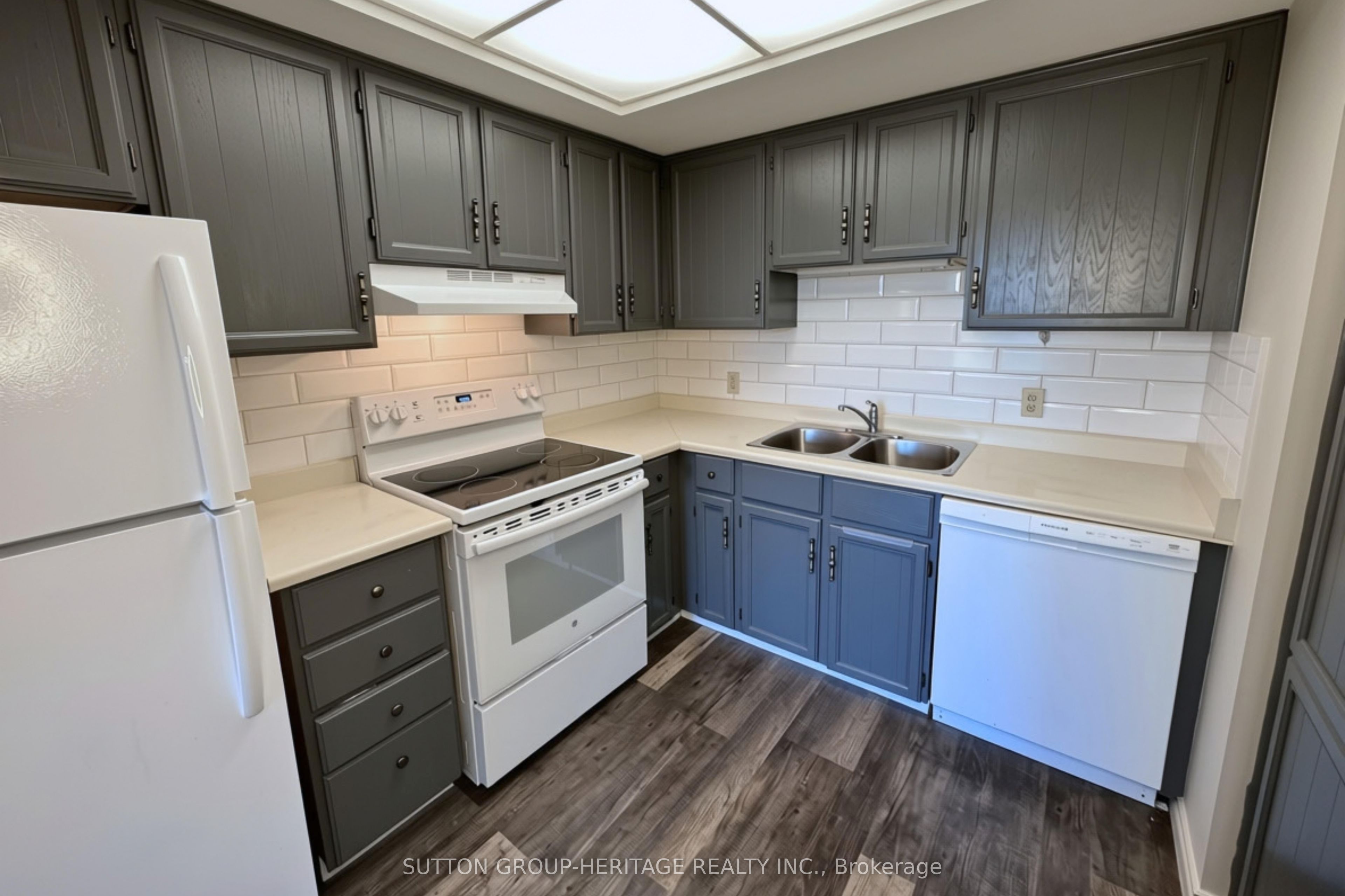 144 Queen Street W 403 Property Photo 4
