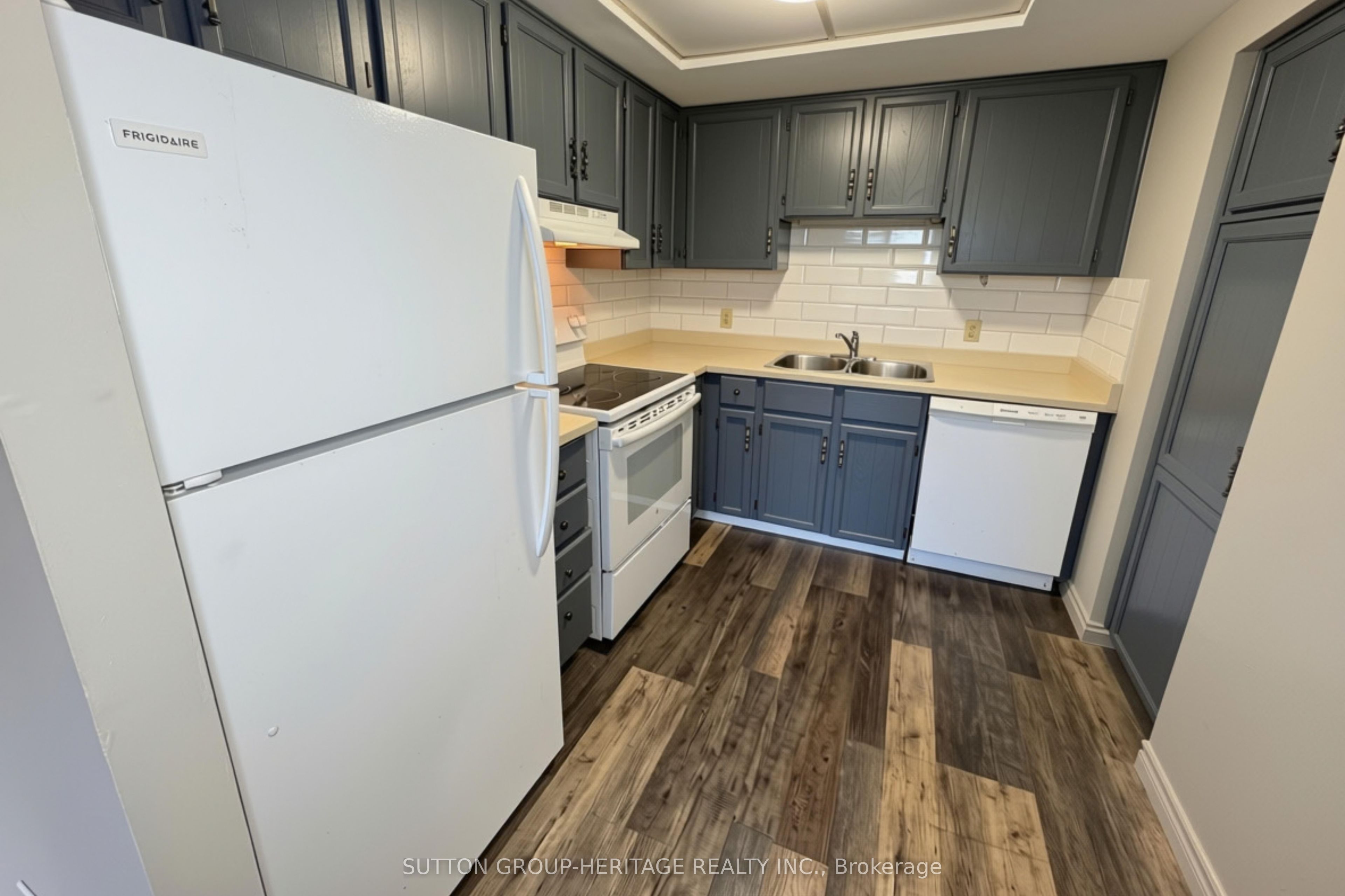 144 Queen Street W 403 Property Photo 7